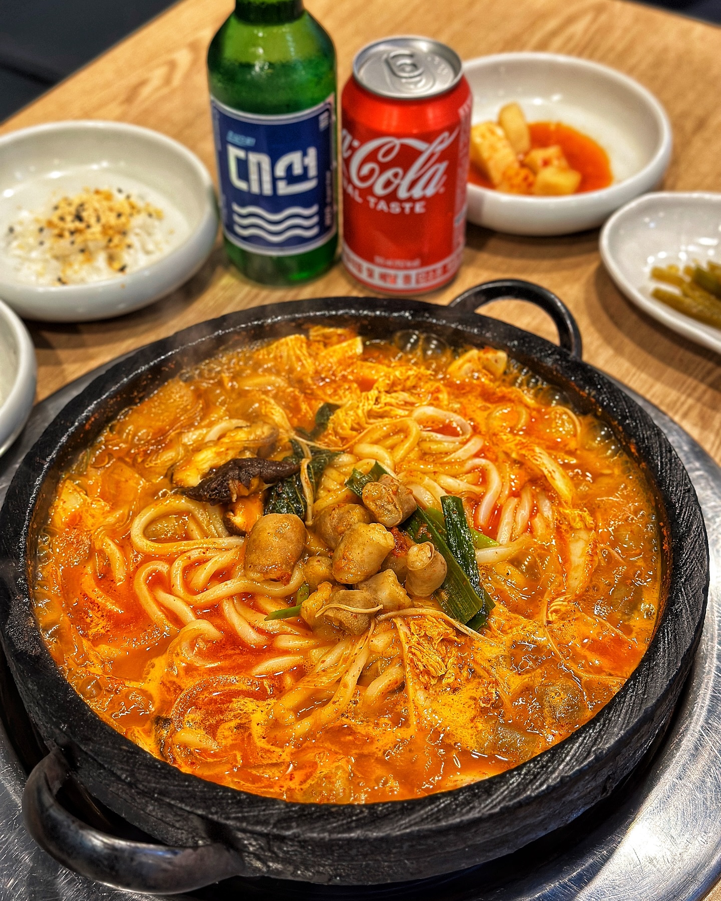 ⠀
⠀
비오는날 칼칼한 국물에
낮술 한잔☔️
⠀
살짝 올라오는 취기에
기분 좋아짐ㅎ
⠀
⠀
#비오는날
#낮술
#소주한잔
#대선소주 
#점심식사
#곱창전골
#동네맛집
#광안리