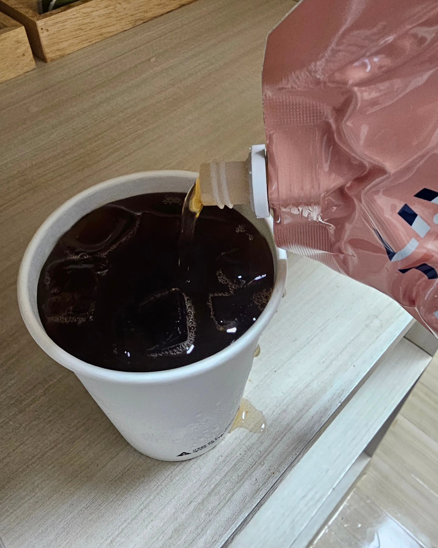 .

우연히 사게된 태웅식품 라이브타임 복숭아아이스티

홍차가 함유되어있다 하던데
그래서 그런지 아샷추 마실때 달콤쌉쌀하니 맛있더라구요
아이스티 가루 힘들게 녹이지 않고 마실 수 있어서 편하고 좋아요

#아샷추 #아샷추만들기 #태웅식품 #복숭아아이스티 #라이브타임복숭아아이스티 #내돈내산