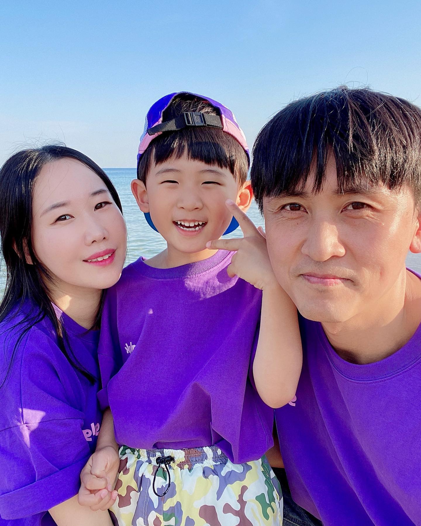 ෆ
⠀
예쁜 가족티 입고 돌고래도 보고 신났던 하루🦈
⠀

#glgk
#g밀리
#강릉여행
#아야진해수욕장 
#가족사진 
#가족여행
#아이랑여행 
#아이랑강원도