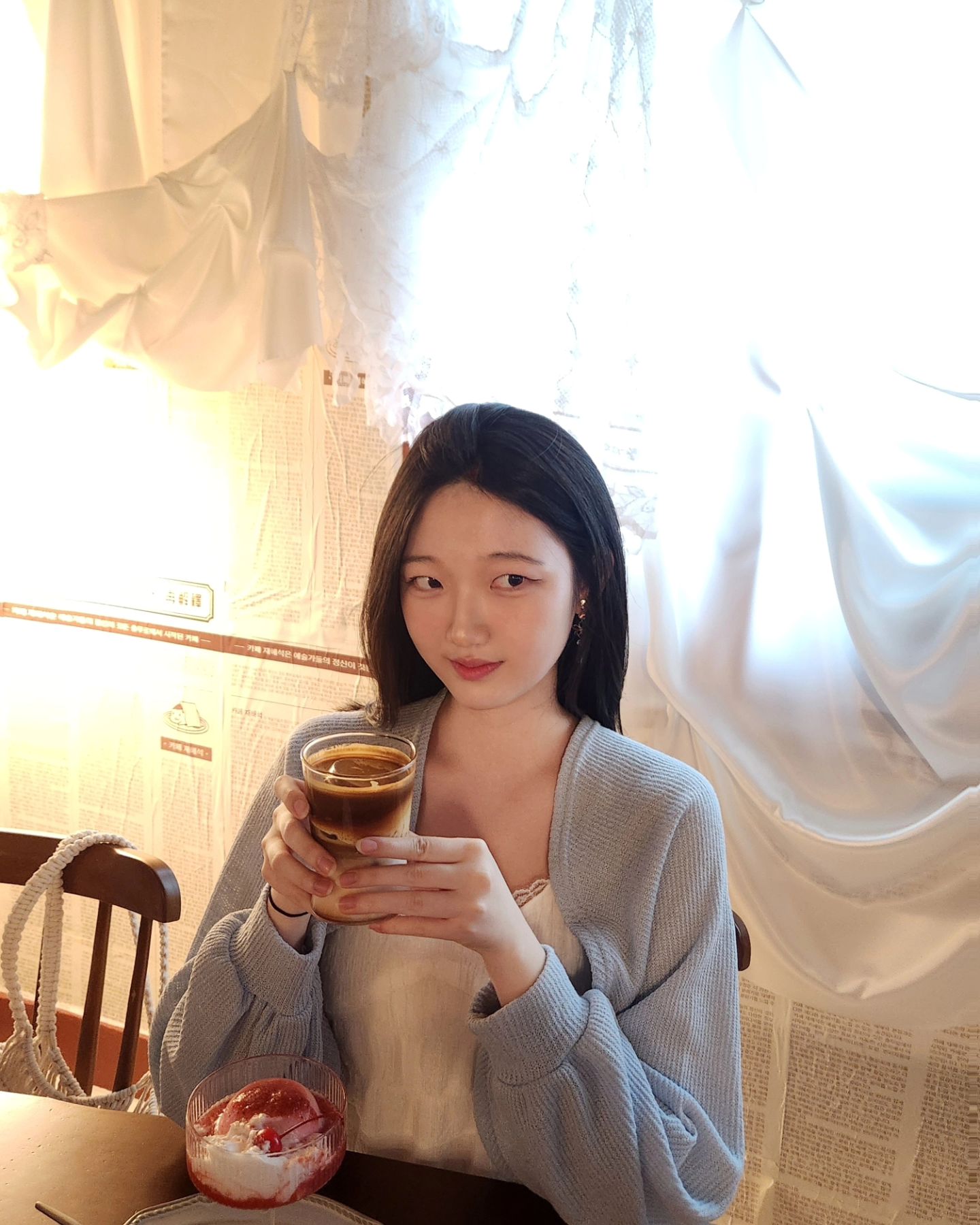 #협찬 #재해석
카페 재해석 석촌점 다녀왔어요💚

지난번에 재해석 중구점을 다녀왔었죠? 
재해석 푸딩에 너무너무 만족해서 이번에는 석촌점으로 방문했습니다😘

지점마다 분위기와 시그니처 메뉴가 달라서 석촌점 시그니처는 어떨지, 분위기는 어떨지 잔뜩 기대하고 방문했어요!

가게 내부는 중구점의 레트로함은 살렸지만 좀 더 밝고 우아한 느낌이 있었어요✨ 
전 지점 중 가장 넓어서 자리도 넉넉했고요!

석촌점은 시그니처 메뉴가 재해석라떼더라고요? 제가 라떼를 너무 좋아해서 정말.. 안 시킬 수가 없었어요..🤭
푸딩은 초코맛, 딸기맛으로 두 가지 주문했습니다! 🍫🍓 메뉴가 다 너무 단 것 같아서 아메리카노도 하나 추가했어요.

재해석은 모든 디저트를 수제로 매일 만들어서 정말정말 맛있어요.. 디저트 좋아하시는 분들은 아시겠지만 디저트는 하루만 지나도 맛이 변하는 거.. 아시죠..?

메뉴가 나오고 사진을 찍다 보니 재해석은 메뉴 비주얼이 너무 좋은 것 같아요. 사진 찍을 맛이 난다고 해야 하나..ㅋㅋ
맛은.. 재해석 맛있는 건 알았지만 알고 먹어도 너무 행복해요.. 푸딩들이 맛이 진한데 부드러워요ㅠ 딸기푸딩은 재해석만큼 딸기 향 잘 살리는 푸딩 집 못 봤고요. 초코푸딩은 초코맛이 엄청 진한데 비해 많이 달지 않아서 좋았어요. 
특히 시그니처 메뉴인 재해석라떼는 제 디저트 자부심을 걸고 추천드려요👍🏻
라떼 속 푸딩을 부수고 달콤한 라떼랑 같이 빨대로 먹는 건데 식감도 재밌고 정말 맛있었어요❤

월드타워나 롯데월드처럼 사람 많은 공간에 있다가 편안한 시간 보내고 싶으실 때 재해석 석촌점 추천드려요!🫶🏻💝

#카페추천 #서울카페 #석촌역카페 #석촌역디저트 #카페재해석 #푸딩라떼 #디저트맛집 #데이트코스