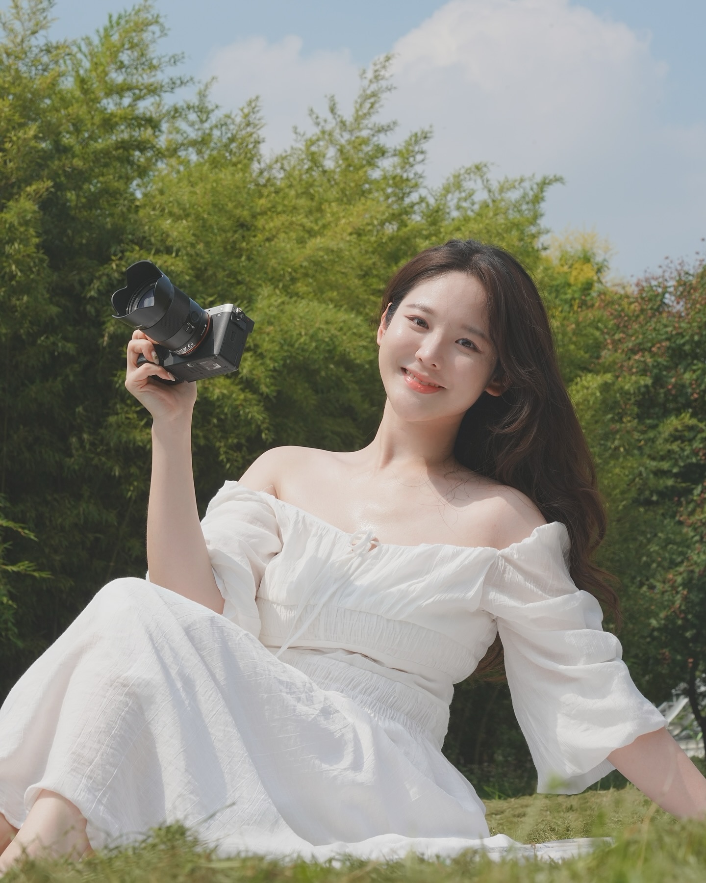 #광고 sonykorea #소니 와 함께하는 여름날💚🩵
당신이 가장 좋아하는 색감은 어떤걸까요?
한 손으로 들고다니는 풀프레임카메라 a7c2
렌즈마다 또 다른 매력을 보여주는 소니의 무궁무진함이
여름날을 더욱 빛나게 잡아주었어요.

찍을수록 더더욱 매력적인 카메라라서 자꾸만 찍고싶고,
사진의 즐거움을 알게되는 sony a7c2

맑고 푸르르게
부드럽고 몽글몽글하게
여름을 더욱 여름처럼, 내가 모르던 여름의 매력을 더 알려주는 소니와의 하루

Photo by. #a7c2
sony_alpha_creator 

#photography#photographers 
#알파크리에이터#알파크리에이터1기 #풀프레임카메라#소니a7c2 #여름스냅#스냅모델#snap#화보모델#모델촬영#야외스냅
