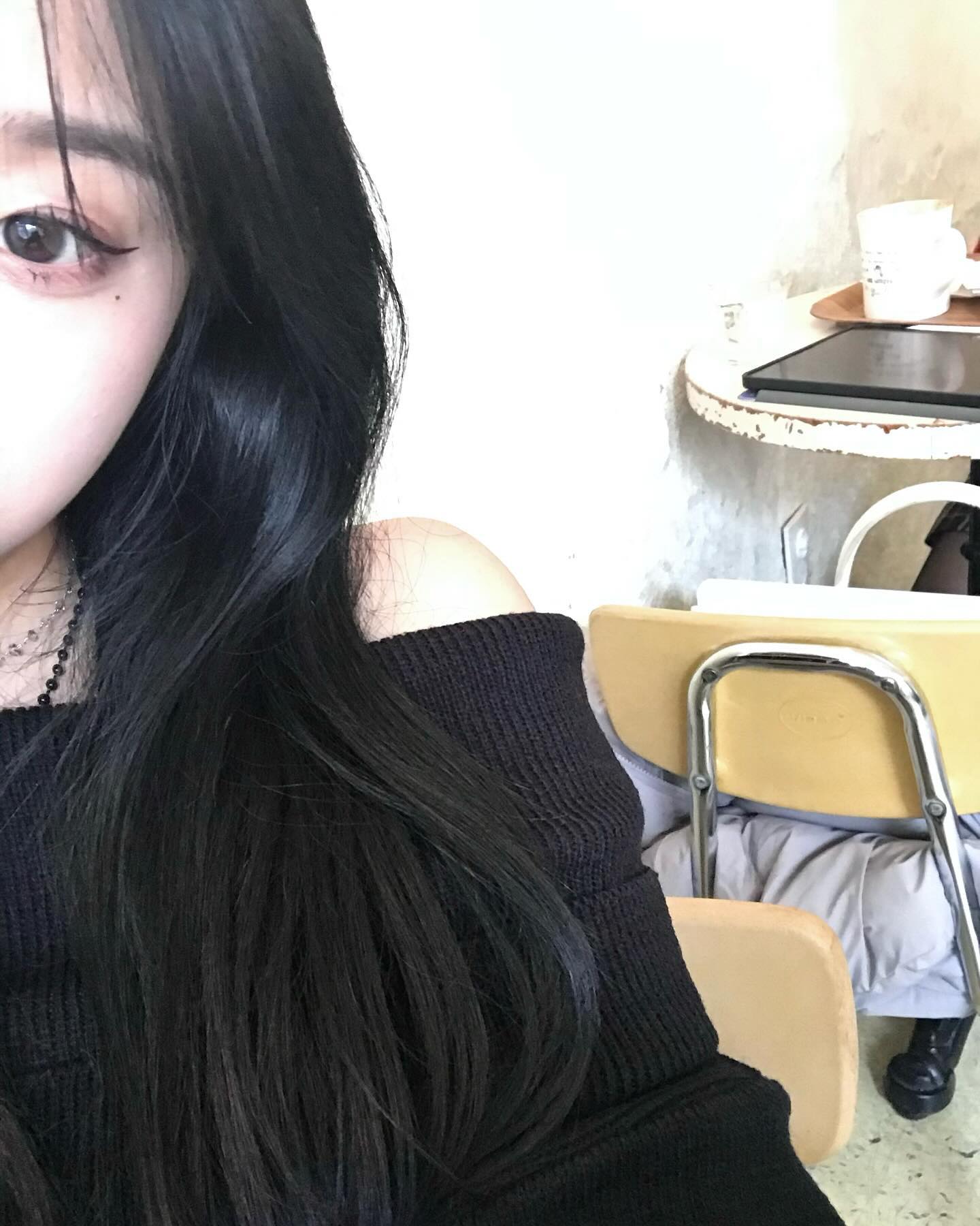 겨울 쿨톤인 내 최애 데일리 렌즈 ´͈ ᵕ `͈ ♡°◌̊
포인트 주는 색이 은은하게 들어가 있어서 모든 메이크업에 찰떡 ㅎㅅㅎ
온라인으로도 쉽게 구매할 수 있어서 넘 좋지롱
그리고 실물이 사진에 다 안 담길 정도로 이쀼다 . .

#렌시스 #제품제공 #렌즈추천 #데일리렌즈 #마리나그레이 #마리나브라운 #쿨톤렌즈
