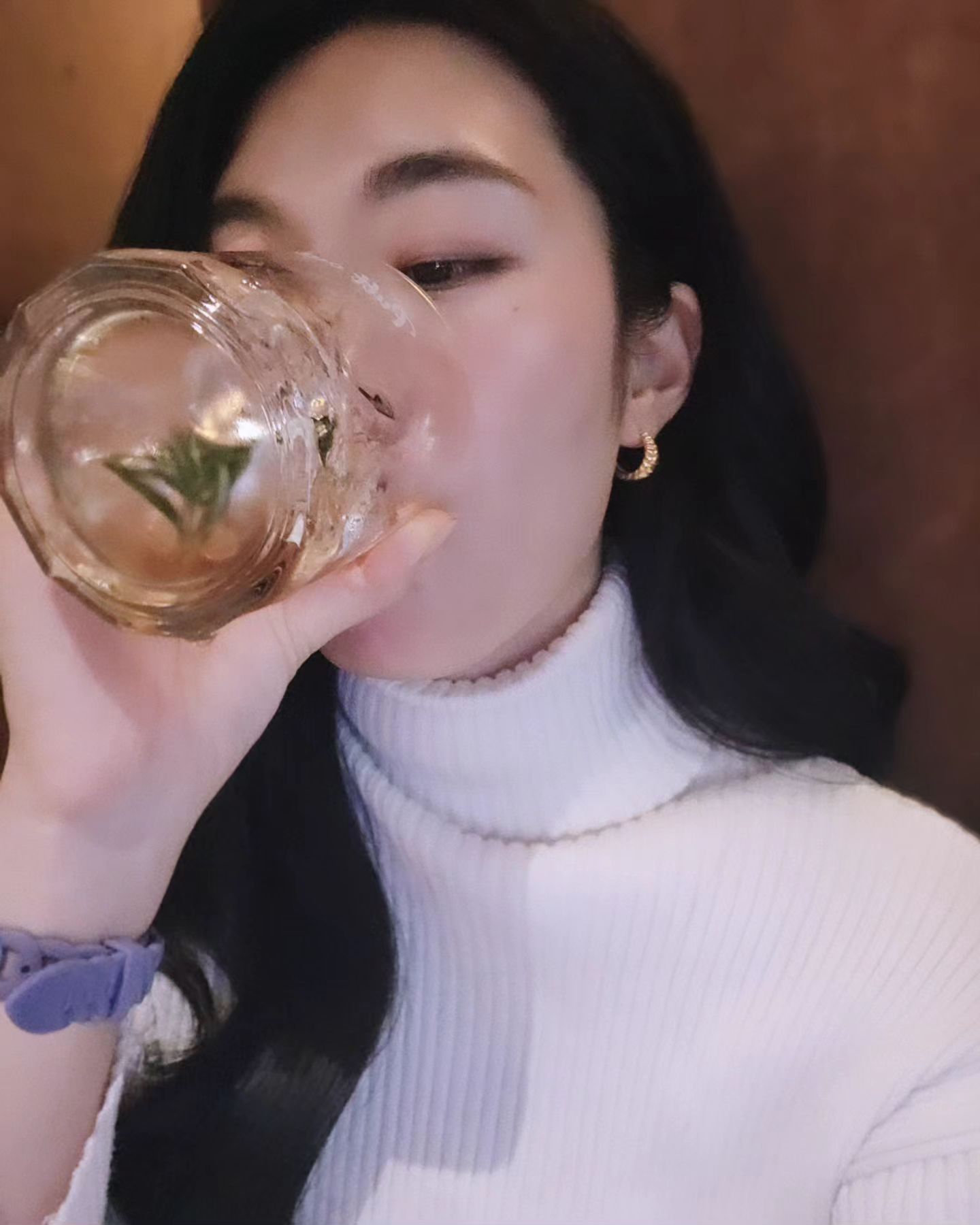 #술마시는거아님🙅🏻‍♀️ 

성수동 핫플 카페 퍼프아웃 🌗
시간이 애매해서 그냥 콜드브루
주문했더니 맛이 오묘하네?? ㅎㅎ

양주 아니예여😅😅 잔이 양주잔
같긴한데 콜드브루 랍니다😆

오랜만에 성수동 핫플을 다녀왔더니
진빠진다...

#성수핫플레이스 #성수핫플카페 #성수카페추천 
#퍼프아웃 #퍼프아웃카페 #성수퍼프아웃 
#분위기맛집 #분위기좋은카페
#술안마셔요🙅‍♀️ #커피랍니다🤩 #오해마시길😅