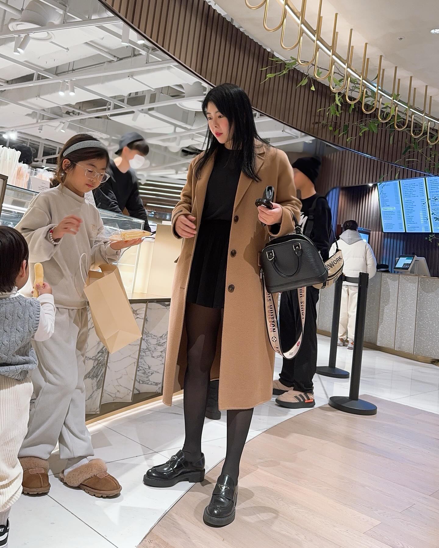 몇년만에 코트를 입어봄
울아들 짐이 이제 줄어서 
물병1개, 기저귀1개,손수건1개 욜케만 들고다님 되서
세상 편하네여?
올해도 몇시간 안남았당...
또 이렇게 한살을 먹는군요