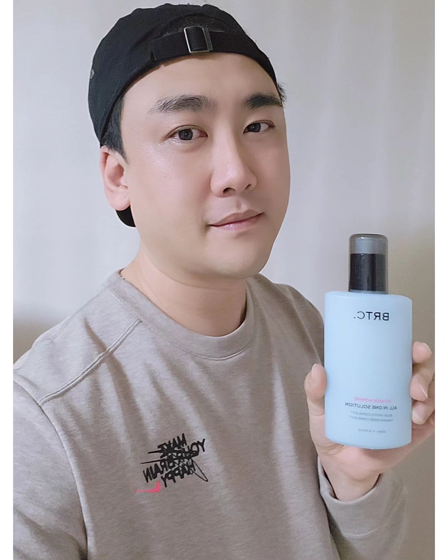 #협찬

간편한 남성전용 올인원 솔루션!
오늘은 BRTC 파워 옴므 올인원 솔루션을 소개해볼께요

매력있는 색상이 욕실 어떤곳에 놓아도 어울리는데요

그렇다고 간단하고 이쁘기만 하면 안되겠죠? 

BRTC 파워 옴므 올인원 솔루션은 3가지 펩타이드로 
집중적인 모공수렴, 수분 및 영양을 공급해주며
6가지 식물성 특허성분으로 민감한 피부의 진정까지 도와줘요

번들번들하고 끈적이는 느낌은 딱 질색인데 
수분감있는 부드러운 에센스 제형에 향이 강하지 않고 무엇보다 끈적임이 없어 데일리템으로 사용할수 있었어요

저처럼 바쁜일상속에 번거로운거 딱 시러하고 
관리는 포기할수 없는 남자분들이 사용 하시면 좋을것 같은 올인원 N년템으로 사용해보셔도 좋을것 같아요

✔️스킨+로션+에멀젼 올인원 효과!
✔️독일 더마테스트 저자극 인증완료
✔️2023년 화해 상반기 남성기능성 화장품 1위
✔️환경존중 클린뷰티화장품 테이프X비닐뽁뽁이X
✔️무표백종이박스, 종이 완충제, 종이테이프 사용
✔️지구까지 생각하는 패키지 FSC인증 콩기름 인쇄

#BRTC #BRTC옴므 #남친선물 #아빠선물 #남성화장품 #남자화장품추천 #옴므올인원
