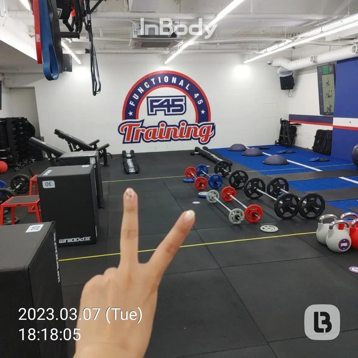 런바디 챌린지 2일차!

운동은 f45 더블로 조져주고...
식단은 맛있는거 해먹어 보겠다고 도전했다가
후회만 남았다..귀찮아ㅜㅜ

유부초밥 속을 밥대신 닭안심 다진것+컬리플라워로 채웠는데, 두부가 흩어지지 않아서 더 좋은 것 같다.

노밀가루 빵도.. 머랭치기 넘나 팔아픔!! 흑흑ㅜㅜ

역시 써브웨이가 최고야... 스릉흔..

#런바디챌린지 #운동기록 #식단기록
