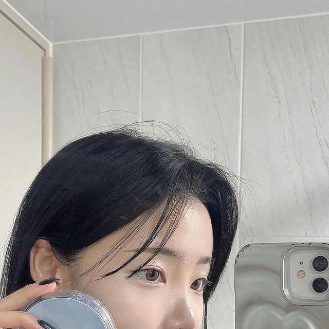 박산하 on Instagram: "#협찬 @merythod_official 메리쏘드 워터 광채 쿠션 춥고 건조한 탓에 피부가 쫙쫙 갈라지는 요즘 날씨 .. 얼굴에 기름 하나 없는 악건성이라 겨울만 되면 피부 화장