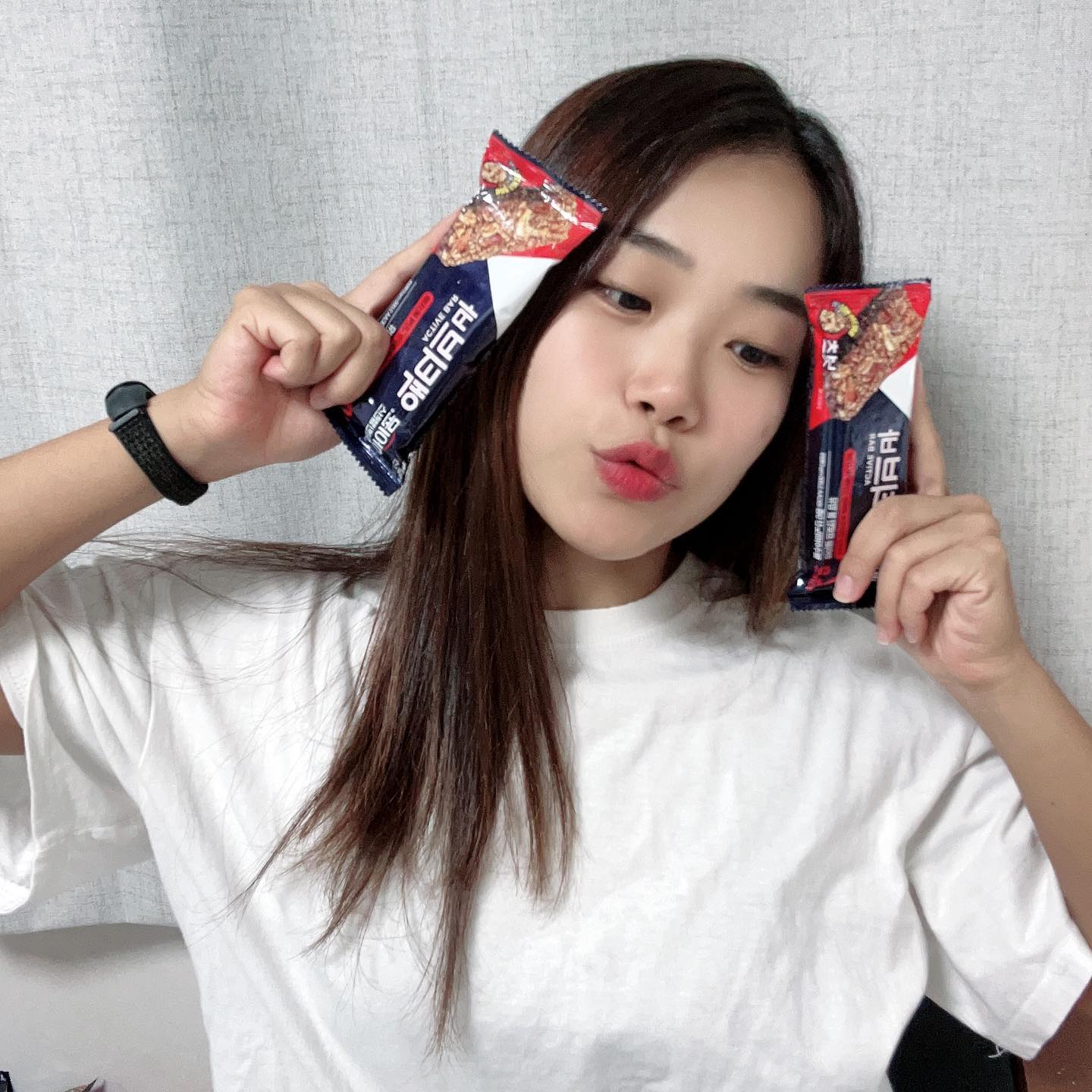 #협찬 
매일 운동가는 바쁜 현대인!
.
.
퇴근 후 바로 운동 갔다가 운동 후 굶주린 배를 달래주는 하이윤액티브바에요 🥰
필수아미노산 9종이 들어가고 
단백질이 무려 12g이 들어있어요
하이뮨프로틴밸런스도 맛있게 마셨는데
이번에는 액티브바로 씹는 재미가 더해진것 같아요🫶
초코바 먹고싶을때 군것질 하고 싶을때 하나씩 먹어주면 
군것질생각도 멈추게 해주더라구요
먹는것 까지 운동인거 아시죠?
저는 
그릭요거트에 하이뮨바 넣어서 냉장고에 잠깐 넣어 두고 먹으면 시원하고 하이뮨바도 단단해져서 씹는맛이 좋아요❤️ 저의 최애 간식이 되었어요
.
.
운동 후 소중한 근육 지켜보아용 
.
himmune.active_official 
* 제품을 일동후디스로부터 협찬을 제공받아 작성하였습니다

#하이뮨 #단백질바 #하이뮨액티브바 #액티브바 #신제품 #하이뮨신제품 #하이뮨액티브바체험단_1차 #운동하는여자 #운동하는남자 #운동하는직장인 #관리하는여자