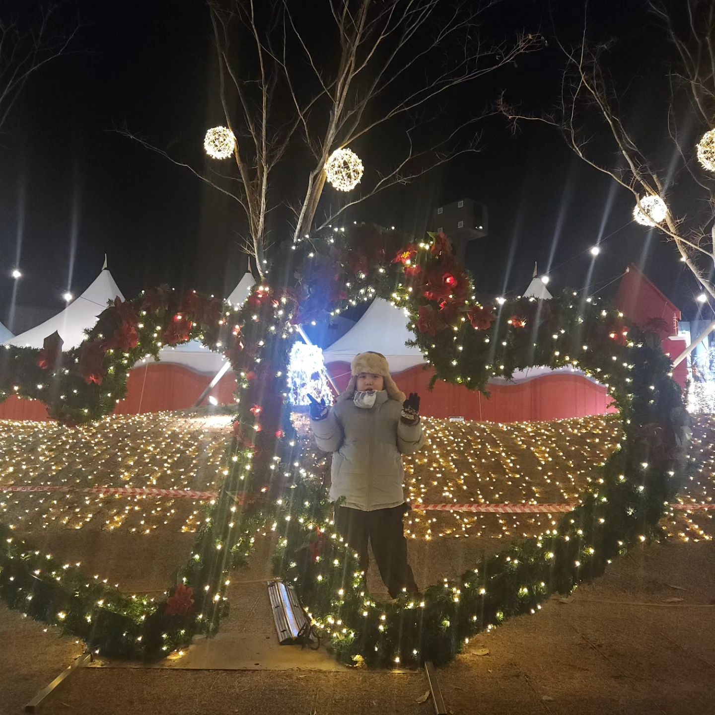 우리끼리 즐겁고 소소한 #멜크🎄 
오후쯔음 출발해서 앞산도착~ 역시나 주차대란😅 잘잡은 자리에 주차하고
산타마을 구경🎅
허주녕이 진짜 산타가 사는 마을인줄알고
신기해하고 ㅋㅋ
아~~진짜 동심 잃지말았음 좋겠당🫰

후딱 사진찍고 구경끝내고 저녁먹구 오는길에 차에서 잠들어서 집에 여차저차하여 눕혀재우고 12시쯤 자는애 흔들어깨워서 🎅 산타할부지 만나서 인사하고 사진찍고 원하는 선물받고 다시 재우기까지 성공✌️

선물 머리맡에 두고 자는거 왤케 귀엽농
진짜 덩치만크지~ 내새끼 애기인데~
넘흐귀엽따특히오늘😁

잘자고 낼일어나서 산타할부지랑 선물얘기많이 하자🫶

7살에도 동심지키기성공했다🫰

#7살크리스마스 #산타할부지 #대성공