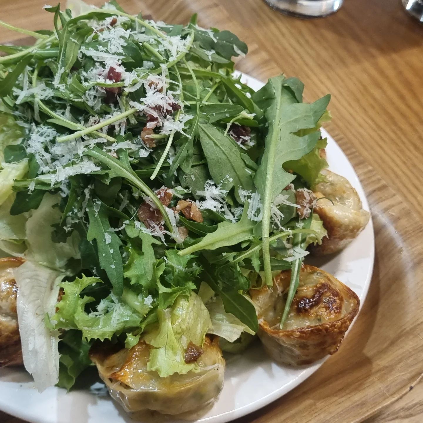 우리 동네에 이런 맛집이 있다니!
대박 다들 만두브런치 드셔 보셨어요?
만두를 이용해서 만든 파이까지 너무 맛있어서
깜짝 놀랐네요!
커피도 맛있고
만두는 왜 이렇게 맛있는지 정말
분위기도 좋고 도자기도 예쁜 것이 너무 많아서
깜짝 놀랐어요!

다들 #구리브런치 먹으러 갈 때는
당연히
#덤플리아드이레
#구리카페
#구리모임장소 대박 추천해요~
담주에 엄마들 모임장소로 선택합니다!