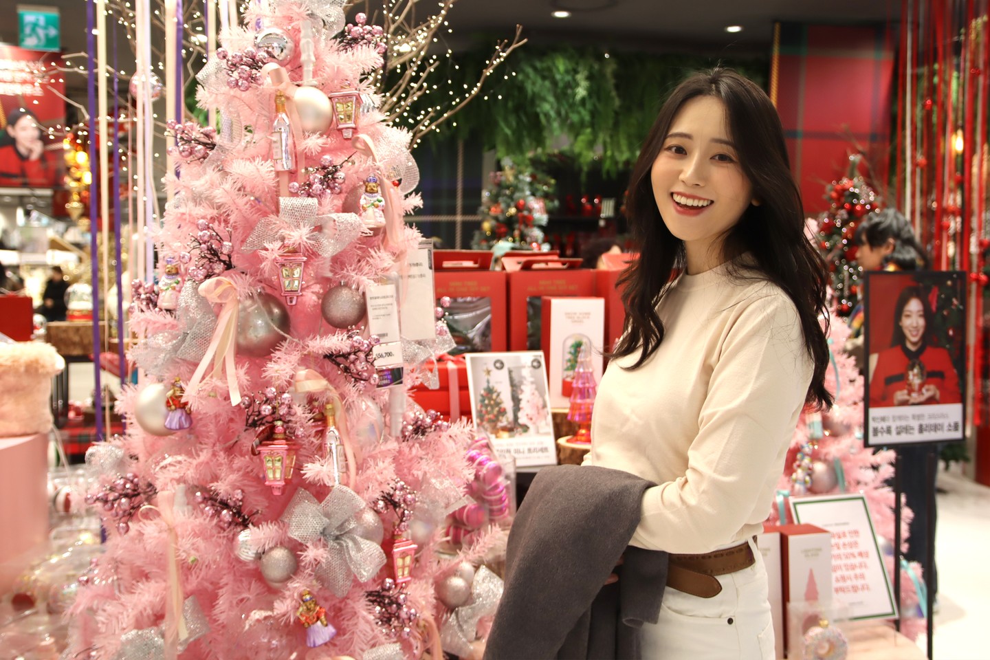 🎄 뜻밖에 삥꾸트리와 함께 🤭

요즘 안색이 좋아보인다는 말을 많이 듣는 중..✨

#크리스마스트리 #그냥지나가다가 #갑분 #트리 #니트 #니트코디 #기본니트 #라미체클리닉 #잠실역피부과 #잡티제거레이저 #레블라이트 #엑셀브이 #뉴아꼴레이드