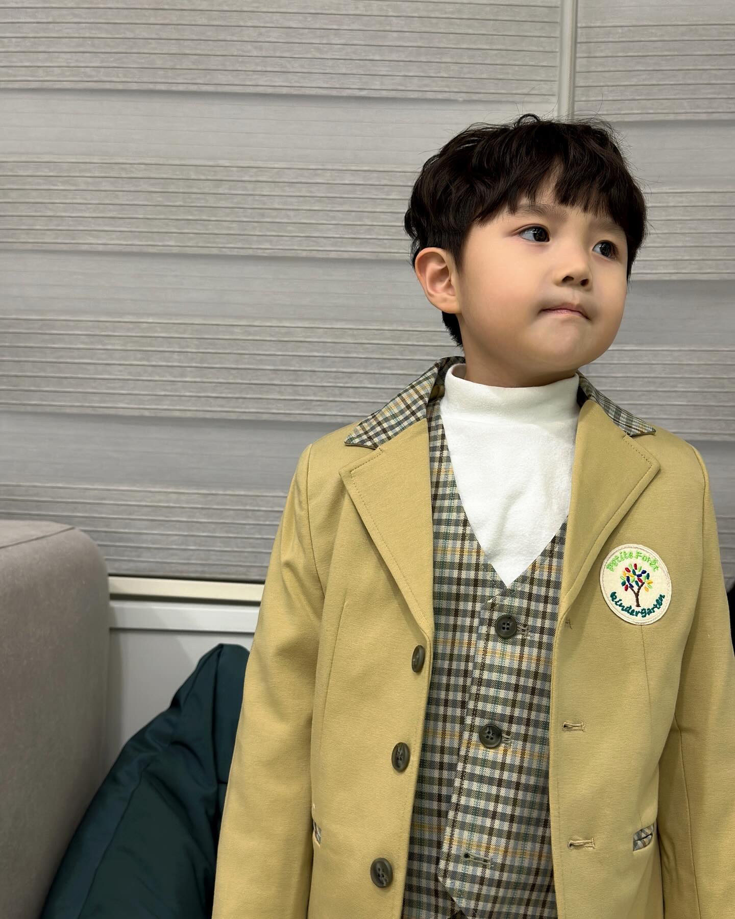 우래기 어린이집 입학한게 엊그제 같은데
벌써 2년이 흘렀고 , 졸업을 앞둔 안이는 이제 예비유치원생!

새학기가 시작될때 정든 선생님과 헤어질때도 어찌나 서운하고 
마음이 이상하던지 선생님 손 붙잡고 같이 눈물 흘렸던 나😂

곧 다가 올 어린이집 졸업식때는 대성통곡(?) 예상해본다ㅋㅋ

애 낳고 눈물만 더 많아진 나. 눈물 제발 눈치 챙겨..🥹 

고작 이제 유치원 입학인데 내마음 마치 중학교 보낸 학부모 마음

우리 안이 얼마 남지 않은 어린이집 생활 마무리 잘하고 
앞으로 다가올 유치원 생활 잘할수 있게 엄마가 응원할게!
우리 지안이 가는 앞길에 꽃길만 가득 하길 🫶🏻