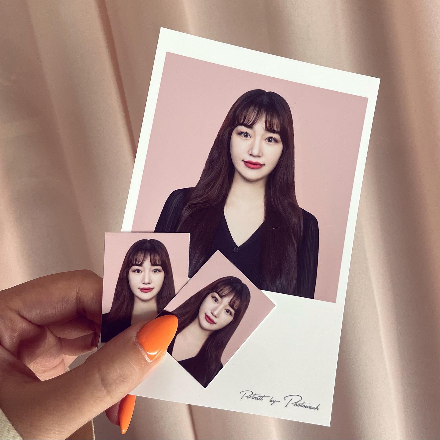 또나🌸 on Instagram: "#아망초 
#협찬
포토위크 강남점 
✔️ 증명사진 (1:1맞춤보정 + 데이터파일)

증명사진을 5년전에 찍고는 안찍었었는데에
요즘에는 퍼스널컬러 배경으로 찍어준다고 하더라구요!
제가 선택한 저의 퍼스널 컬러는 핑크였어요💗
잘 어울리나요?? 😆ㅋㅋ

화장대가 아담한데 청결하고 깔끔하게 정리 되어있어서 
저도 사용후에 제자리에 고스란히 정리하게 되는 그런 화장대였어요

작가님이 편안하게 해주셔서 촬영이 1분도 안되서 끝났구요??
1:1 맞춤 보정도 제가 좀 신경쓰이는 부분들을
디테일하게 잘 보정해주셔서 만족스러웠답니다

주변 지인분들께 사진을 보여주니 반응 좋은데,
남동생은 앞머리 때문인지 저랑 다른 느낌이라고
못나왔다고 하더라구요🤔흠 ..
앞머리 길면 다시 한 번 찍으러 가야될거같아요ㅋㅋㅋ

작가님도 친절하고 간만에 촬영도해서 즐거웠답니당
증명사진 요즘 스타일 살리고프신분들께 짱 추천드랴용🙋🏻‍♀️🙋🏻‍♀️

#포토위크 #광고 #증명사진 #홍대사진관 #송파사진관 
#강남역사진관 #잠실사진관 #홍대증명사진 #송파증명사진
#잠실증명사진 #강남역증명사진 #연남동사진관 #사진
#촬영 #인생컷 #소통 #일상 #또나 #증명사진잘찍는곳"