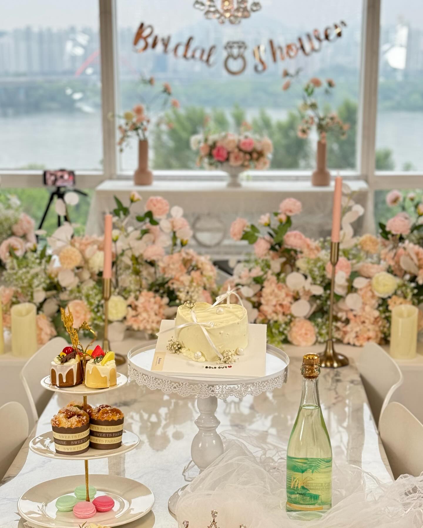 제일 친한 고딩 친구 브샤 서프라이즈 대성공👰🏻‍♀️🤵🏻
파티룸도 드레스도 케이크도 완벽했다...! 
잘 가 얼른 따라갈게 ㅠㅠㅠ 결혼식날 눈물 예약🥲♥️