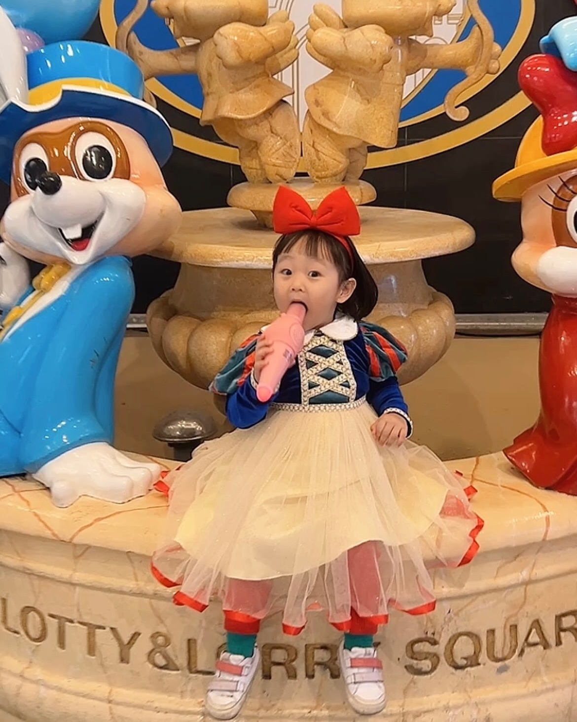 독사과가 아닌 루피 마이크와 빵을 먹는 배불뚝이 백설공주👸🏻 할로윈이 뭔지는 모르지만 사탕을 받는 거란건 귀신같이 기억하곤 (feat. 추피 책) 젤리&사탕 가게를 가잔다. 

제일 좋아하는 곰돌이 젤리도 먹고, 예쁘게 머리도 자르고, 쇼핑도 하고, 퇴근한 남편과 만나서 함께 외식도 하고 함께 버스 타고 돌아오기. 

태어났을 때부터 눈처럼 하얗던 이진이는 지난 베트남 여행 이후, 많이 탄 황설 공주가 되었고 우리는 광산에서 노동하다 나온 난쟁이 🌚ㅋㅋ

“이진이는 이 옷이 너~~무 마음에 들어“라며 쌍따봉 뽀뽀를 날리고, ”오늘 정말 너~~무 재밌었어. 또 하자!“라는 소감을 말하곤 스르륵 잠든다. 너와 무 사이에 물결이 최소 두세 번은 들어갈 듯한 녀석의 간들간들 곰살맞은 어투에 #오늘도 #로맨틱 #성공적 

#리아의육아일기 #조이진👶🏻day #27개월아기
#백설공주 #할로윈 #할로윈코스튬 #아기할로윈 
#snowwhite #halloween #halloweenbaby