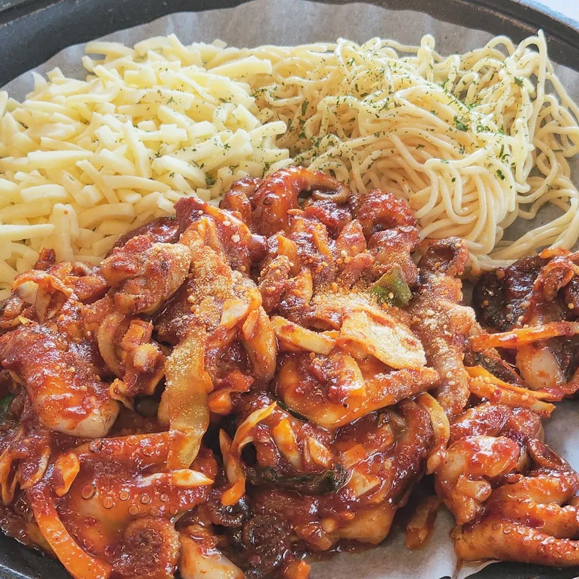 #협찬 이지만 N회차 방문하고 있는 찐 애정 맛집 <복사꽃피는집 청주점>

세상에 맛집은 많죠!
청주도 마찬가지인데요.
그렇기에 한번 방문하고 재방문을 못하는 곳도 있지만, 복사꽃피는 집 청주점만큼은 달랐어요.

천연의 재료를 사용해 직화구이로 불맛을 낸 메뉴가 매력이기도 하고, 분위기도 좋고 깔끔해요.

게다가 세트메뉴로 주문하면 피자와 샐러드, 묵사발까지 나오고 공기밥에 탄산음료는 그냥 무한리필이기 때문에 안 갈 수가 없는 저의 애정하는 단골 찐맛집입니다.

율량동 쪽은 주차가 사실 힘든데, 이 곳은 넓은 전용 주차장까지 완벽하게 갖추고 있어요. 

배불리 식사를 하고 계산을 하려고 하면, 커피를 서비스로 주시는데, 이 커피가 또 카페 퀄리티입니다.
2층의 전용 카페에서 마셔도 되고, 집에 가면서 마셔도 되는 테이크아웃 서비스..!

쭈치파도 맛있지만, 다 먹고 남은 쭈꾸미와 매콤한 양념에 갖은 나물 넣어 밥 비벼 먹으면 건강한 쭈꾸미 비빔밥이 완성됩니다 뭔가 메뉴 하나 더 선물 받는 느낌이예요!

다채롭고 푸짐한 식사와 후식까지 한 곳에서 즐기고 싶다면? 복사꽃피는집 청주점은 아주 좋은 선택이 될 거예요 :D

<복사꽃피는집 청주점>
☎️ 0507-1317-2144
🚙 충북 청주시 청원구 2순환로 30-1
🕗 11:00~21:30(20:30 라스트오더)
✔단체모임하기 좋은 룸 완비
✔네이버 예약시 혜택 

 
#율량동맛집 #청주율량동맛집 #청주쭈꾸미맛집 #복사꽃피는집 #복사꽃피는집청주점
#쭈꾸미맛집 #쭈치파 #청주가성비맛집