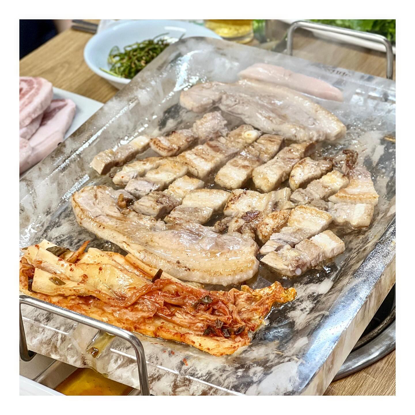 먹죽귀_강동구_해전생태전문점

강동구 강동구청역 근처에 위치한
해전생태전문점 다녀왔어요🤗

3번째 방문인데 지역 주민들과
회사원분들에겐 이미 맛집으로
유명한 곳입니다😀

단체 회식으로 많이 방문하는데
미리 예약하면 룸에서 프라이빗
하게 드실 수 있습니다👍

생태탕이 메인이지만 생삼겹살과
묵은지도 굉장히 매력적이었어요😍

특이하게 파절이가 아닌 세발나물
무침을 내어 주시는데 삼겹살과
같이 먹었는데 아주 맛있었습니다😊

통영굴도 판매를 하는데 신선하고
양도 많아 가성비도 좋았어요☺️

삼겹살을 먹다 보면 얼큰한 국물이
생각나는데 마무리로 생태탕과
라면사리까지 넣어주면 조합이
굉장히 훌륭합니다😄

생태도 신선하고 알과 곤이도
푸짐하게 들어있었어요😄

국물이 깔끔해서 술을 마시면서
해장이 되는 느낌입니다😊

💰생태탕(1인) : 15,000원
💰통영 생굴 : 15,000원
💰묵은지 삼겹살 : 15,000원

🗺 서울 강동구 성내로6길 14-15
☎ 02-470-1703
🚃 강동구청역

#해전생태전문점 #생태탕 #동태탕
#생태탕맛집 #동태탕맛집 #생태
#동태 #삼겹살 #삼겹살맛집