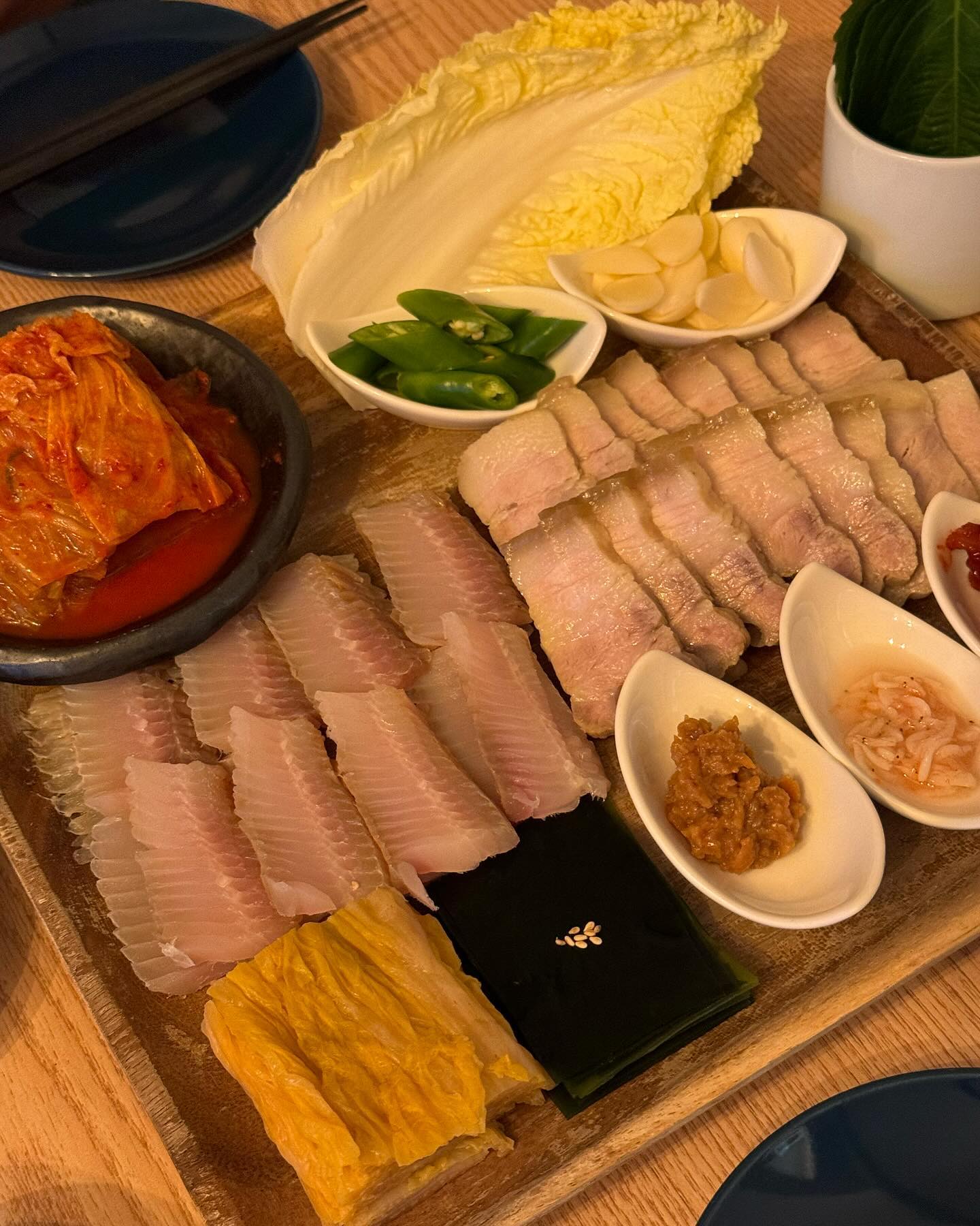#협찬 #망원동맛집 #홍어전문점
#홍어삼합 좋아하시는 분⁉️ 저는 이번이 두 번째 도전인데요🐥
오늘 방문한 #망원동술집 은 망원동에서 특별한 음식을 먹고 싶으신 분들께 아주 추천할만한 곳이에요. 평소에 쉽게 접하지 못하는 #홍어 를 전문적으로 판매하고 있는 곳인데요. #홍어찜 #홍어회 #홍어애탕 등 홍어러버들이라면 아주 좋아할만한 메뉴들이 잔뜩 있더라구요💛

처음에 에피타이저로 나오는 #홍어무침 은 #삭힌홍어 가 아니라서 
#삭힌홍어 가 두려우신 분들도 쫀득쫀득 아주 맛있게 드실 수 있는 맛이었어요. 곧이어 등장한 #홍어회 향이 은은하니 괜찮더라구요‼️ 홍어삼합 에 나오는 홍어는 중간 정도로 삭힌 거라고 하셨어요😋 게다가 저 묵은지랑 야들야들한 고기가 정말 잘 어우러져서 왜 #삼합 이라고 하는지 알겠더하구요 ㅎㅎ
홍어 맛이 궁금하신 입문자들, 홍어의 맛을 아주 잘 아시는 고수들까지 너무 좋아하실 것 같은 곳이었습니당🌟

#마포구청역맛집 #망원동혼술 #망원동회식 #망원동모임 #망원동홍어 #망원동홍어전문점 #망원동모임추천 #망원동회식장소 #망원동맛집추천 #망원동데이트 #망원동가볼만한곳