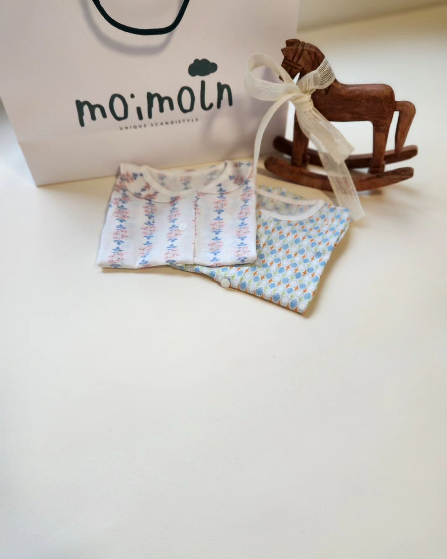 D+125👶💕

날씨가 많이 더워져
열이 많은 이서를 위해 엄빠가 준비한 선물ෆ⸒⸒
딸이 생기니까 예뿌게 해주고픈 엄빠의 마음ꔚ

아기옷모델 해야할랑가🤭
다음번에 착용샷으로 만나여👐

특별한 날은 아니지만
매일이 특별해
With Yi seo🫶

#내돈내산#모이몰른#모이몰른베이비 #아기옷추천 #아기옷 #4개월아기#여름아기옷#육아일상#육아소통#육아일기