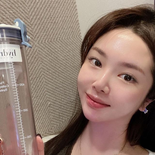  Uoo💋 on Instagram: "⭐️반짝반짝하쥐⭐️
예민하고 얇은 피부라 태어나서 박피랑은 평생 모르는 사이로 지낼뻔했는데
#하이드라페이셜 #할리우드광채시술 로 첫 #부드러운박피 받아봣어요..!!
효과는 진짜 놀람 그 자체예요 첨엔 붉은기 있을까 걱정했는데 하나도 없고 자극두 그냥 피지뽑는느낌정도??
근데 다 받고 바로 찍은 사진에 얼굴 광좀보세요..❤️ 맙소사 
탄력및 피부장벽강화 효과도 있다던데 저는 꾸준히 관리 받을 것 같아요!
너무 신기해서 후기 남깁니다 🥰 제가들고있는건 박피과정에서 나온 피부 노폐물인데 눈에 딱보이는게 진짜 피부가 깨끗해진게 느껴지더라구요 ~ 
당장 주말에 중요한 약속 있는분들이라면 진짜 강추해여 즉각적효과 최고에용💕"