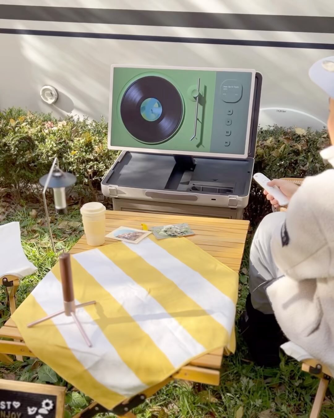 #제작비지원_by #LG전자

LG 스탠바이미 Go와 함께 차박 캠핑 다녀왔어요!
저희는 카라반을 끌고 다니지만 차박이나 다름 없거든요.ㅎㅎ
달리다가 머무는 그곳이 바로 목적지가 된답니다.

좋은 기회로 체험해 본 LG 스탠바이미 Go는
쉽고 간편하게 OTT 감상을 할 수 있을 뿐만 아니라
턴테이블 음악 감상까지 할 수 있어 정말 편하더라고요.

저녁에는 추위에 떨지 않고
돌비 애트모스 사운드가 탑재된 LG 스탠바이미 Go로
음악을 틀어 놓고, 불멍 모드 힐링 테마로 불멍도 할 수 있어
감성 캠퍼라면 누구나 반할거에요.

여행 가방에 화면을 담은 ’캐리백 디자인‘으로
휴대성이 좋고 최대 3시간 지속 가능한 내장 배터리 덕에
전기를 연결할 수 없는 노지에서도
선 없이 거뜬하게 사용 가능!

음성인식과 화면 미러링으로
원하는 영상 바로바로 연결할 수 있어 편리한
LG 스탠바이미 Go와 함께 신나는 차박 캠핑 어떨까요?

- LG전자 제품 구매 시 공식 홈페이지(LGE.COM), 온라인 인증점 및 오프라인 공식 판매처를 확인하세요. 
- 제품 성능 및 자사 시험치에 대한 상세 내용은 LGE.COM 홈페이지를 참조해주세요.

#LG전자 #LG스탠바이미Go #스탠바이미Go #스탠바이미고 #캠핑템 #카라반캠핑