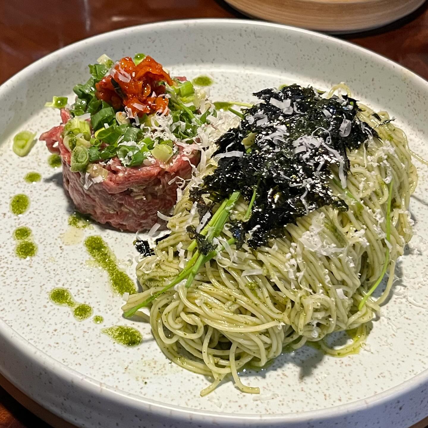육회파스타와 감자전이라. korean bistro라는 말이 헛되지않는다. 
익숙한 데 새롭고 새로운 데 익숙하다. 수제 소스에 잘 버무린 육회와 깻잎을 이용해 만든 페스토를 이용한 파스타. 파스타 면이 아니라 소면을 사용한 점도 새롭다. 

분위기 좋아 데이트로도, 친구 만나기도 좋다. 다만 술집이고 크기가 작아 시끄러운 점은 감안해야한다. 테이블이 몇개 없기 때문에 4인 초과는 가기 힘들다. 2인 방문을 가장 추천. 

🏠사당 윤공
📝육회 파스타 19,000원
📝감자전 11,000원

📍사당역 10번출구 근처

노또별점 ⭐️⭐️⭐️⭐️⭐️

⬇️사당맛집 더보기 ⬇️
#노또먹사당

⬇️노또인증맛집 더보기⬇️
#노또인증

#사당역맛집 #사당역술집 #사당맛집 #사당술집