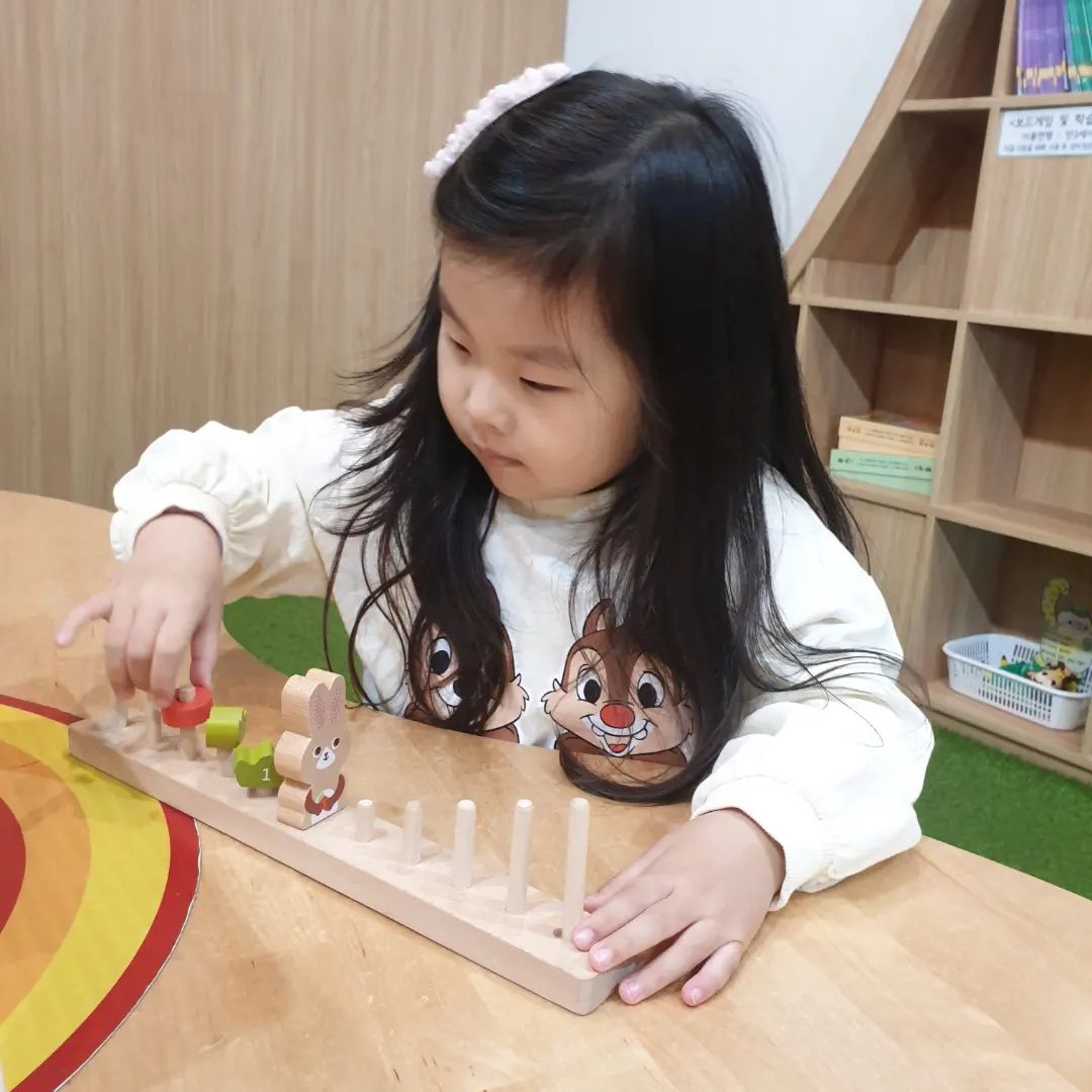 ㆍ
최대한 다양한 놀이를 즐기는 유나씨 😆
 
오랜만에 간 이곳은 놀이교구가 쪼!끔! 바뀌어있어서
새로운 교구 해보는 재미가 쏠쏠 😊
 
 
 
#주말순삭 #57개월 #키즈테마파크
