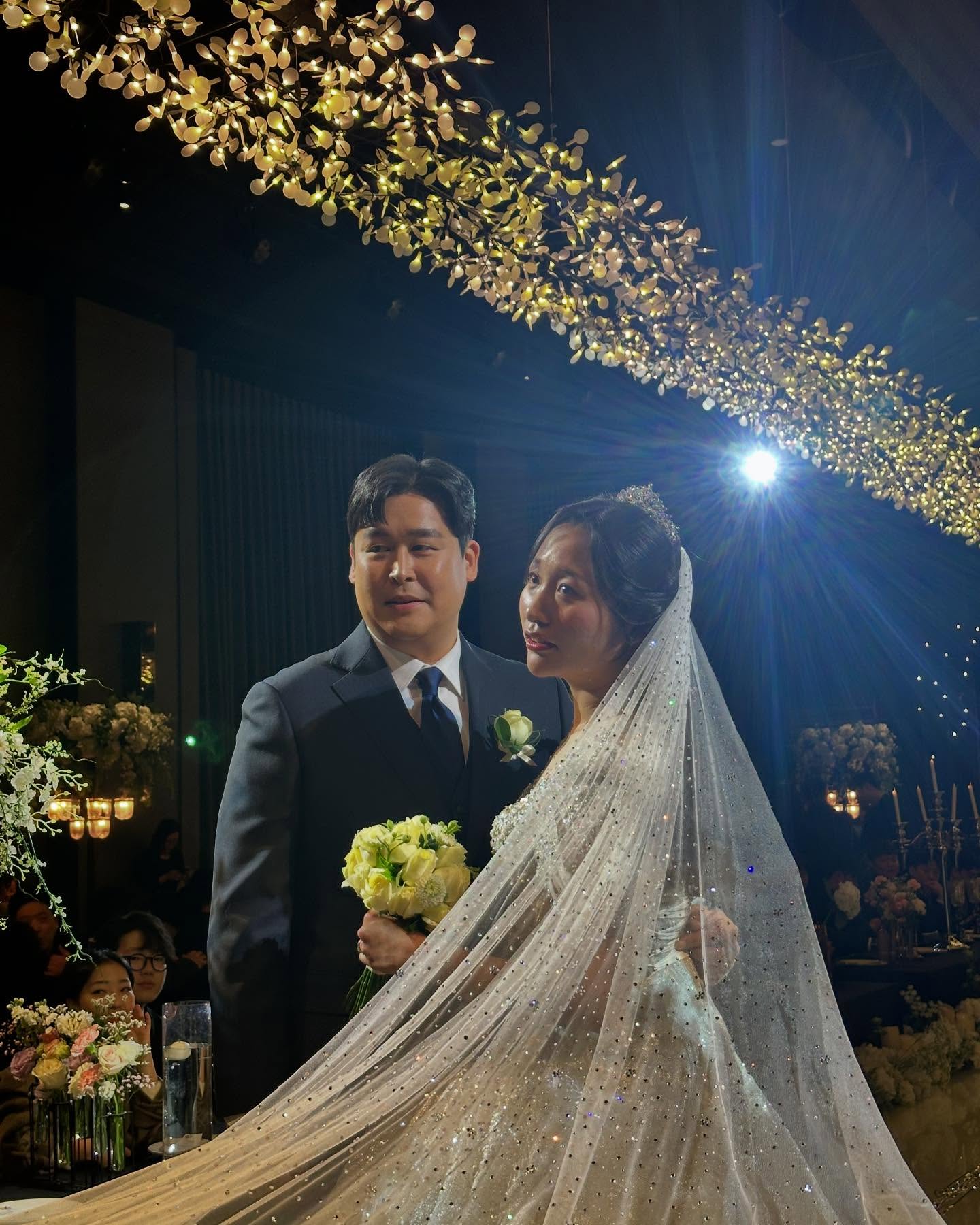 안녕하세요! 신랑 최정강 신부 김한별 입니다. 
바쁜 와중에도 저희 결혼식에 함께해 주셔서 진심으로 감사드립니다, 덕분에 더욱 특별한 날이 될 수 있었습니다.
일일이 찾아뵙지 못해 죄송하며 우선 모든 분들이 볼 수 있도록 감사의 마음을 전합니다. 여행 다녀와서 꼭꼭 다시한번 감사 인사와 함께 저희 부부와 행복한 자리를  만들겠습니당🩷
그리고 축하한다고 연락주신 모든분들께도 다시한번 감사인사를 전하며, 한분한분 그때는 만나뵙고 다시한번 감사 인사를 전하도록 하겠습니다🤍