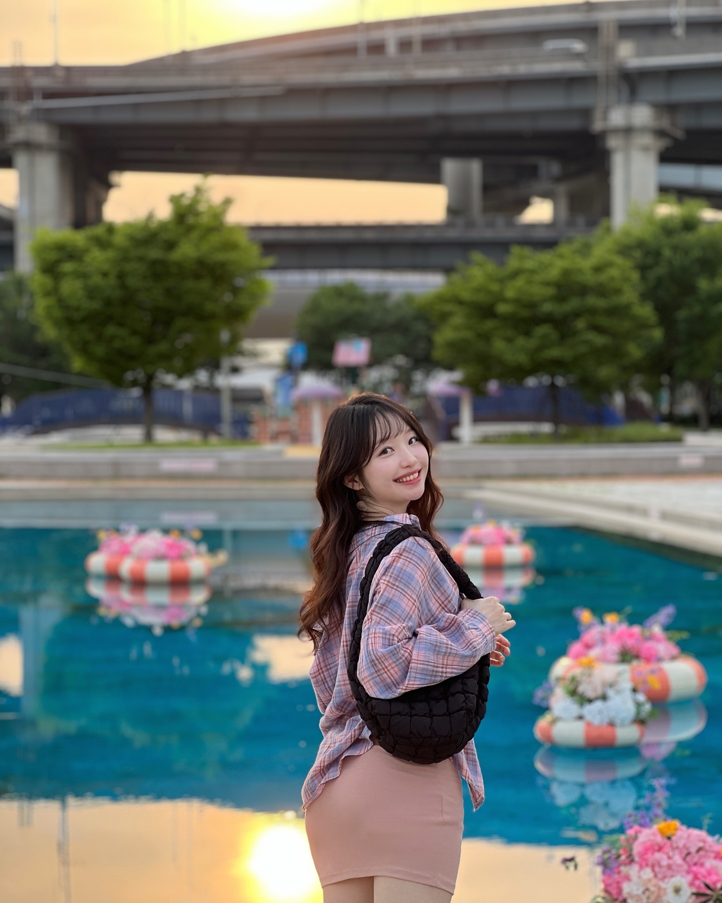 너무 좋았는데, 이번 주말 끝나버린 전시들..🥹

5월 마지막주말 유복이네는 성수동 나들이를 다녀왔어요!

📍앤더슨씨 성수 <FRAME>

저는 평소 가구, 소품 구경하러 다니는 것을 좋아해요.
온전히 가구만을 위한 전시회여서 정말 좋았어요.

빈티지 가구들로 가득했는데, 특히 6번째 사진의
‘바나나랩 서울’ 가구가 저희 취향이었다는..👉🏻👈🏻🧡

📍뚝섬한강공원 <서울 국제정원박람회>

6만평 공원에 가득 채워진 76개의 정원들🌳
포토존도 곳곳에 위치해있고 ~10/8까지
상설전시가 진행된다고하니 한강 나들이 갔다가
들려보시면 좋을 것 같아요💚

#성수전시 #앤더슨씨성수 #국제정원박람회 #서울전시볼만한곳