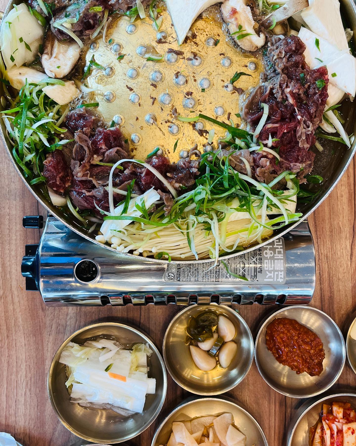 #협찬

줄 서서 기다려야 먹을 수 있는 
용인 불고기 맛집 <교동 면옥>용인 맛집에서 즐거운 식사하고 왔어요

-옛날 불고기 감칠맛에 밥 한 공기 뚝딱할 정도로 남녀노소 모두 좋아하는 맛

-육전 비빔냉면은 쫄깃한 면발과 매콤한 냉면에 젓가락질이 멈추질 않아요

맛있게 먹다 보니 고명으로 올려진 육전이 너무 맛있어 아쉬움에 주문해서 먹은 

-육전은 담백한 고소함에 입에서 살살 녹아요

옆 테이블에서 여기 용인 교동 면옥 용인맛집으로 냉면 맛집, 용인 불고기 맛집으로 웨이팅 해야 먹을 수 있는 기흥구 맛집이래요

가족 외식, 모임, 회식 식사 장소로 맛있는 음식을 정갈한 상차림과 친절한 서비스로 즐거운 식사시간을 보내고 싶으신 분들을 위해 맛집 정보 알려드려요

📍교동면옥 용인영덕점
-경기 용인시 기흥구 석현로12번길 30
-영업시간. 11:00~21:00
-브레이크타임. 15:00~17:00

#교동면옥 #용인맛집 #영덕동맛집 #용인흥덕맛집 #기흥구맛집 #용인냉면맛집 #용인불고기맛집