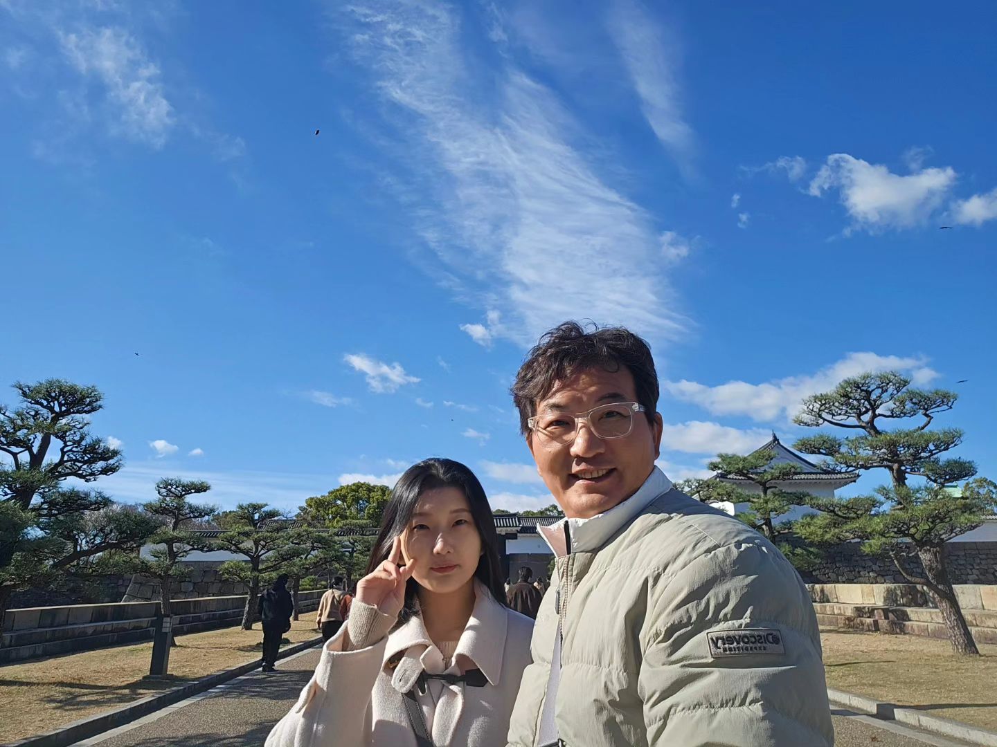 2일차 오전여행은 오사카성.
딱히 보고싶진 않았지만 12년전 추억소환 ㅎ
지이랑 이제는 손잡고 걸을수 있어 좋다.

그때는 유모차에 안고 다녔는데...^^
.
.
#부녀여행
#일본여행
#오사카여행 #교토여행 #오사카성 #운동인플루언서 #캠핑스타그램 #캠핑그램 #감성캠핑 #캠크닉 #차크닉 #피크닉 #캠퍼 #camper #感性キャンプ #like4like #캠퍼이오 #캠핑블로거 #campinggear #camper #camping #천수각 #우리딸예뻐