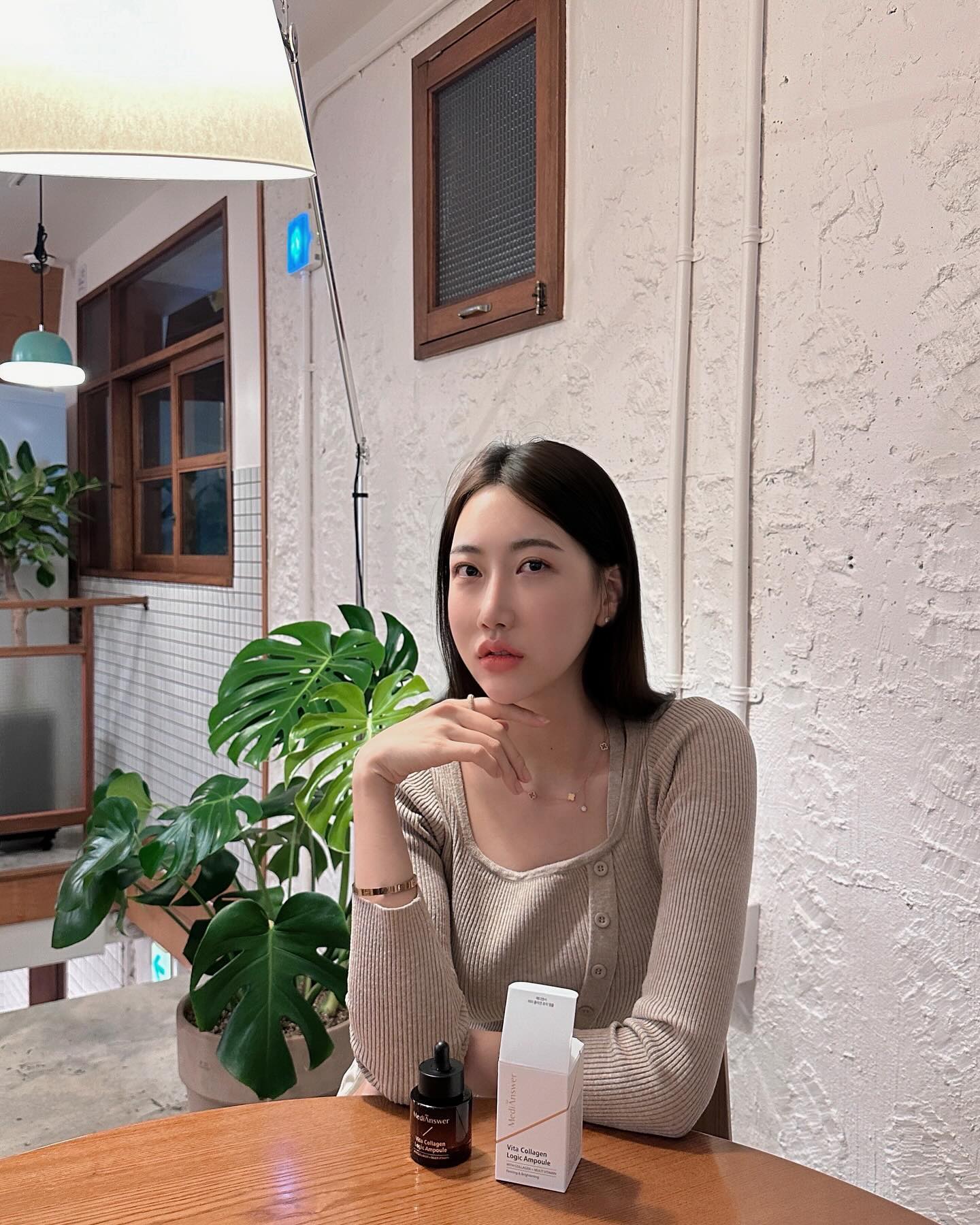 #협찬 medianswer_official 

나답게, 건강하게 시간의 흐름을 받아들일 수는 없을까? 콜라겐에 로직을 세우는 ‘비타 콜라겐 로직 앰플’로 
오늘부터 건강한 안티에이징 시작해보세요🤎
콜라겐X엘라스틴X히알루론산 조합의 
‘콜라겐 로직 콤플렉스’ 30% 함유!! 3번의 마이크로화를 거친 리포좀 공법으로 흡수력은 UP! 내 피부의 건강한 탄력과 광채를 찾아주는 #반사판앰플 
‘비타 콜라겐 로직 앰플과 함께하세요🫶🏻

#메디앤서 #비타콜라겐로직앰플 #반사판앰플 #콜라겐앰플 #슬로우에이징 #비타콜라겐앰플 #콜라겐로직앰플 #탄력앰플 #광채앰플 #콜라겐 #탄력 #노화 #리프팅
