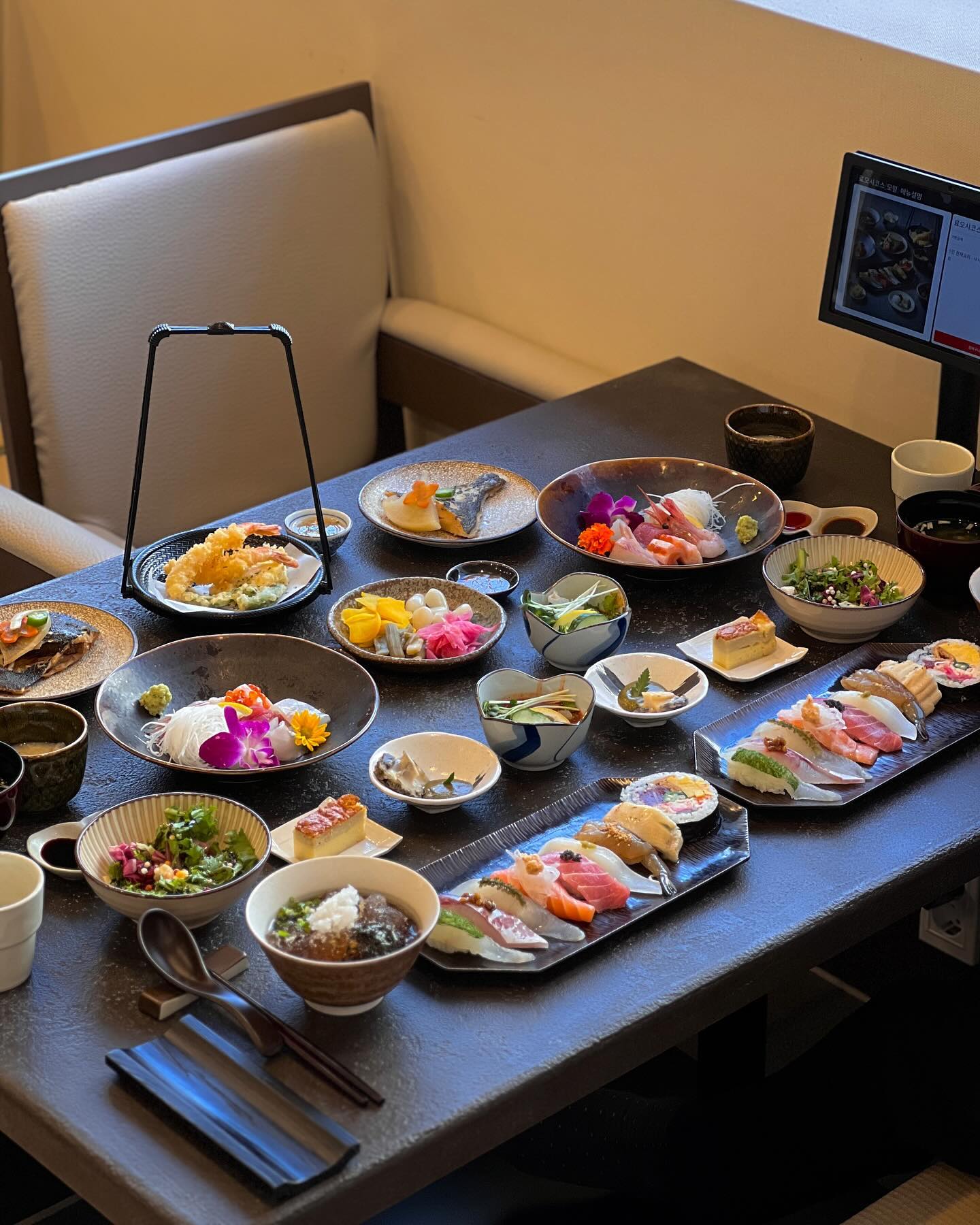 📍#료오시
[경남 창원시 성산구 창이대로460번길 19 2층 (용호동)]

- 료오시코스(2인)

창원 가로수길에 위치한 일식 코스요리 전문점 료오시 
화이트 & 우드톤 조화가 잘 어울리는 일본 감성 인테리어

료오시 코스는 샐러드, 전복죽, 전복숙회&내장소스, 물회, 사시미 & 고노와다, 9p 초밥, 교꾸, 가자미조림, 튀김, 메밀소바 or 우동, 디저트(아이스크림, 오미자)로 구성!

합리적인 가격에 맛과 분위기를 모두 챙길 수 있는 료오시