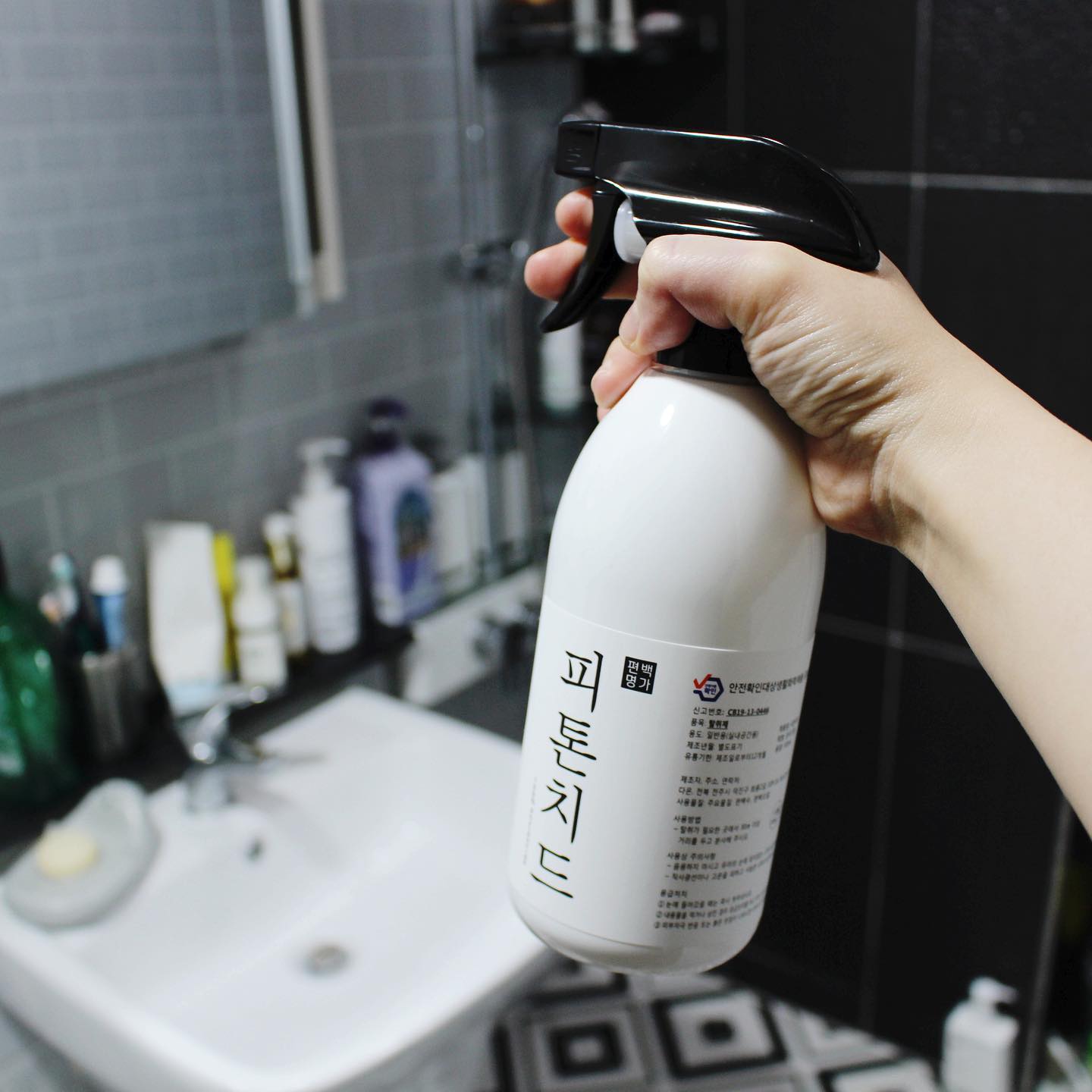 #광고
반려동물들과 함께 살고 있어 피톤치드 탈취제는
항시 구비해두고 있는데요!
인공향 없이 숲향 가득한
편백명가 피톤치드 스프레이 선택했어요🌿
국내산 편백원료를 채취하여 전주와 장성에
국내 최대 생산 시설 공장에서 만들어진다고 하는데요!
편백숲 벌목부터 생산까지 모두 직접 하는곳으로
원료 걱정없어 안심하고 사용할 수 있어요 :-)
아침 저녁으로 이불에도 뿌려주고~
가끔 신발장이나 화장실에도 칙칙!
자주 세척이 힘든 강아지장난감이나 고양이집에도
아낌없이 뿌려줍니다!
인공적이지 않고 자연의 향이 가득해서 여러 번 뿌려도
부담스럽지 않고 좋아요 :)
⠀
상품 구매링크 https://infler.kr/13YrE1Hb7S
브이스탁 바로가기 https://vstocklab.com
⠀
지금 보고계신 콘텐츠는 브이스탁에서 소정의 원고료를 받아 제작하였습니다.
⠀
#브이스탁 #vstock #vstock_official #인플러 #피톤치드 #편백나무 #산림욕 #피톤치드제품 #피톤치드제품추천 #피톤치드향 #진드기제거