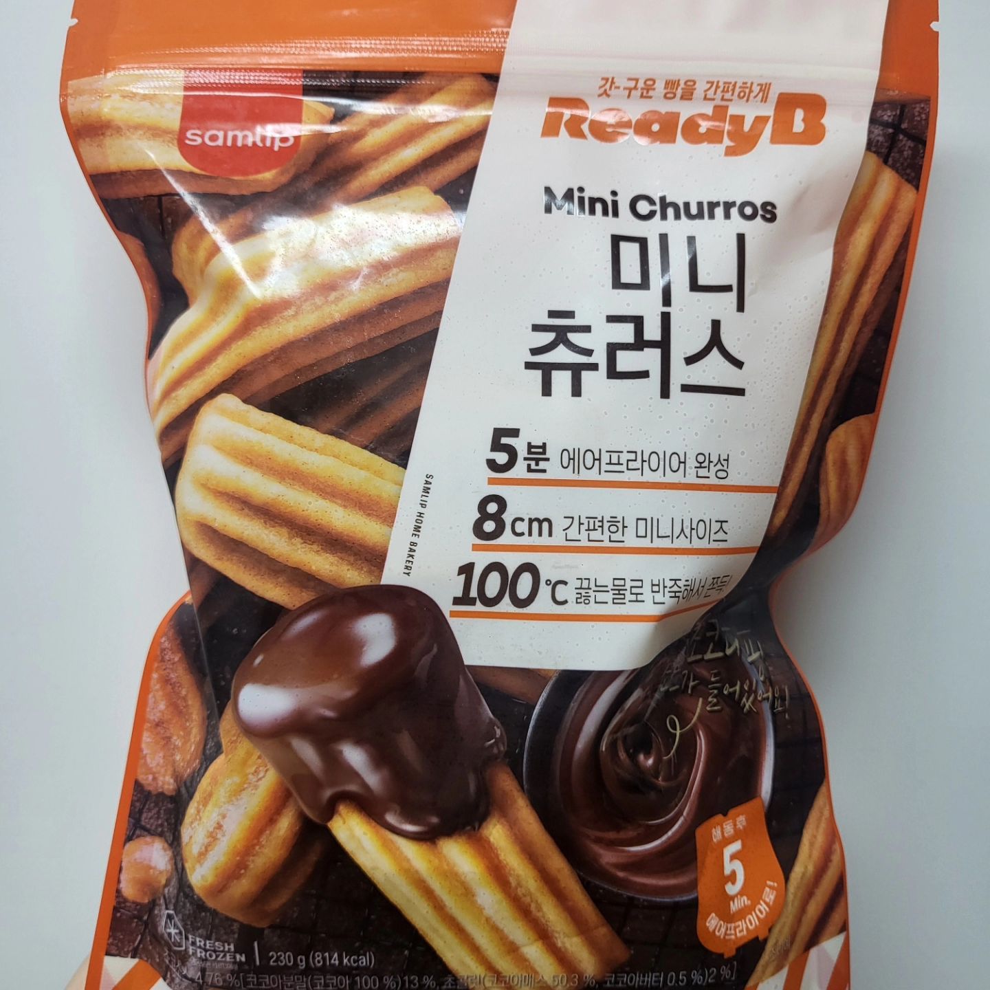 #협찬#할인판매

한입크기로나온#미니츄러스
에프에5분만돌리면 겉바삭속쫄깃 츄러스완성!
위에설탕솔솔 시나몬솔솔 뿌리면밖에서사먹는츄러스보다더맛있는건안비밀🤭

초코디핑소스도같이들어있어서취향에따라
달달하게 또는 오리지널로먹기좋아요!!