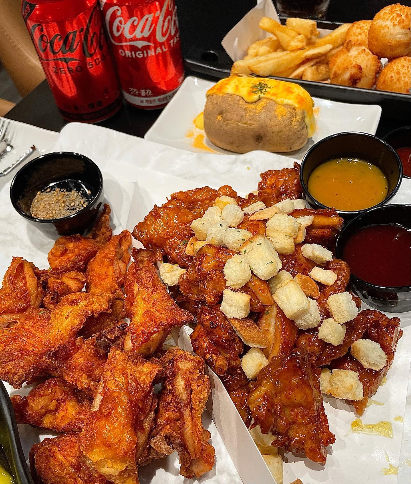 #협찬 #픽스치킨
겉바속촉 제대로인 치킨맛집 픽스치킨🍗

로스트&프라이공법으로 튀겨서 
진짜 바삭바삭 식감이 대박인 치킨
먹을때마다 바삭바삭 ASMR 😆

🔍 픽스치킨 일산 라페스타점
✅ 주소:경기 고양시 일산동구 고봉로 26-14 A동 116,117호 
✅ 전화번호 : 0507-1388-9492
✅ 영업시간 : 매일 16:00-04:00
🙏🏻라스트오더 03:00

🍽순살 반반치킨 ₩21,900
머스커리 반+픽스 후라이드 반
픽스치킨의 시그니처 메뉴 머스커리 치킨
호불호 없이 누구나 좋아할 맛

🍽쫀득찰떡 치즈볼 ₩7,900
맛있는 치즈볼의 정석!!
겉바속쫀+고소하고 쭈욱 늘어나는 치즈
재구매율 300%

🍽갈릭치즈 통감자 ₩3,900
포슬포슬한 감자 위에 갈릭소스+치즈가루 듬뿍

✔️픽스치킨의 체크포인트✔️
1️⃣ 유아의자, 대형스크린 구비
2️⃣ 시원한 야외 테라스 좌석
3️⃣ 가성비 좋은 다양한 맛있는 안주가 잔—뜩 
4️⃣ 매장이 넓고 자리가 많아서 회식 장소로 추천

🌟할인&이벤트 진행중🌟
📍6시 이전에 매장 식사 후 결제 시 10% 할인 
📍방문포장 시 3000원 할인
📍스탬프 쿠폰 모으면 치킨이 공짜⁉️
📍영수증 리뷰 작성하면 갈릭치즈 통감자가 공짜⁉️

#픽스치킨일산점 #라페스타치킨 #장항동치킨 #라페스타치맥 #장항동치맥 #일산라페스타맛집 #라페스타맛집 #먹스타그램 #맛집추천 #맛집스타그램 #맛스타그램 #일산데이트 #일산호프 #일산술집 #라페스타술집 #라페스타호프 #맛집탐방 #먹스타그램 #푸드스타그램 #먹팔맞팔 #먹팔환영 #먹스타 #먹스타맞팔
