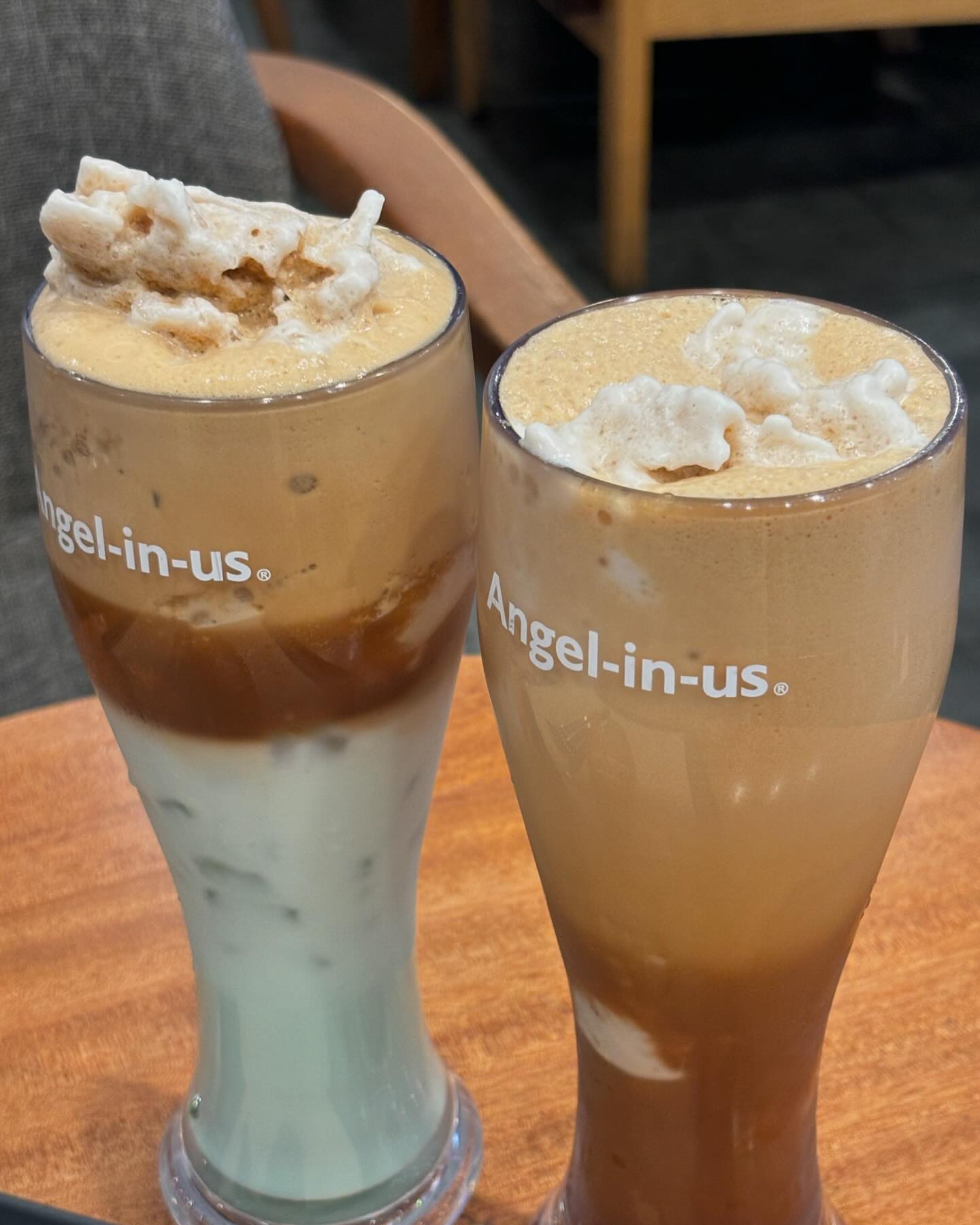 추억의 엔제리너스 다녀온 광고☕️🧊

‘뜨거운 아아주세요’

엔젤리너스 하면 떠오르는 맥주잔(?) 아메리카노🍻
이번에 아메리치노 크러쉬 신상이 나왔대서 먹어봄!

기존의 아메리치노에 뜨거운 물을 부어 얼음이 음료 위로 퐁당 떠오르는 레시피인데
말그대로 뜨거운 냉커피라고~?!

생각보다 미지근하지 않고 잔 위에 아메리카노 슬러시 같은 생기는데, 한모금 마시자마자 시원한 기분❄️🥶❄️
무더위를 날려주기 위해 업그레이드 된듯 ㅎㅎㅎ

매장에 들어가보니 많은 사람들이 아메리카노보다 아메리치노를 마시고 있어서 놀라웠다🍹

아메리치노 크러쉬 말고도 ’브리즈‘도 있는데
민트향이 더 가미되어 나온다! 
부담스럽게 달지 않은 시원함🍵❄️

오랜만에 아메리치노 먹으니
엔젤리너스 또 들려야겠다는 생각~ 

+ 옛날보다 얼음도 부드러워지고 맛도 업그레이드 된거 같달까?!
롯데리아도 가보고 싶어지고?!🤔🍔💛

엔제리너스 구로디지털단지역점 
서울 관악구 시흥대로 572 조원병원
https://www.instagram.com/p/C9JA2ccM8R6/

#구로디지털단지역카페 #엔제리너스 #아메리치노 #구디카페 #엔제리너스메뉴 #아메리치노크러쉬 #아메리카노슬러시 #뜨거운냉커피