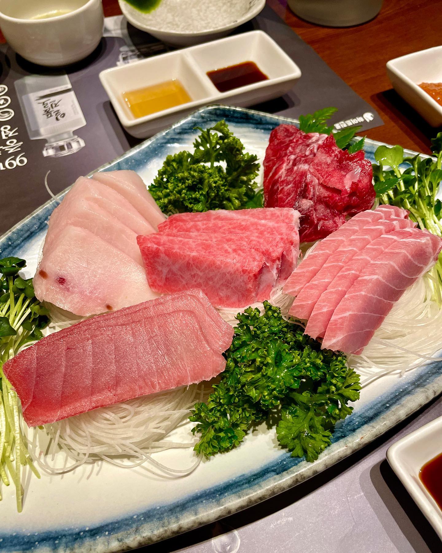 .
울오빠 생일 주간 🎉
지난주 이번주 가족들하고 식사하고
오늘은 오붓하게 둘이 참치 먹고옴,

참치 별로 안좋아하는데 살살 녹네요😋

#진우리참치