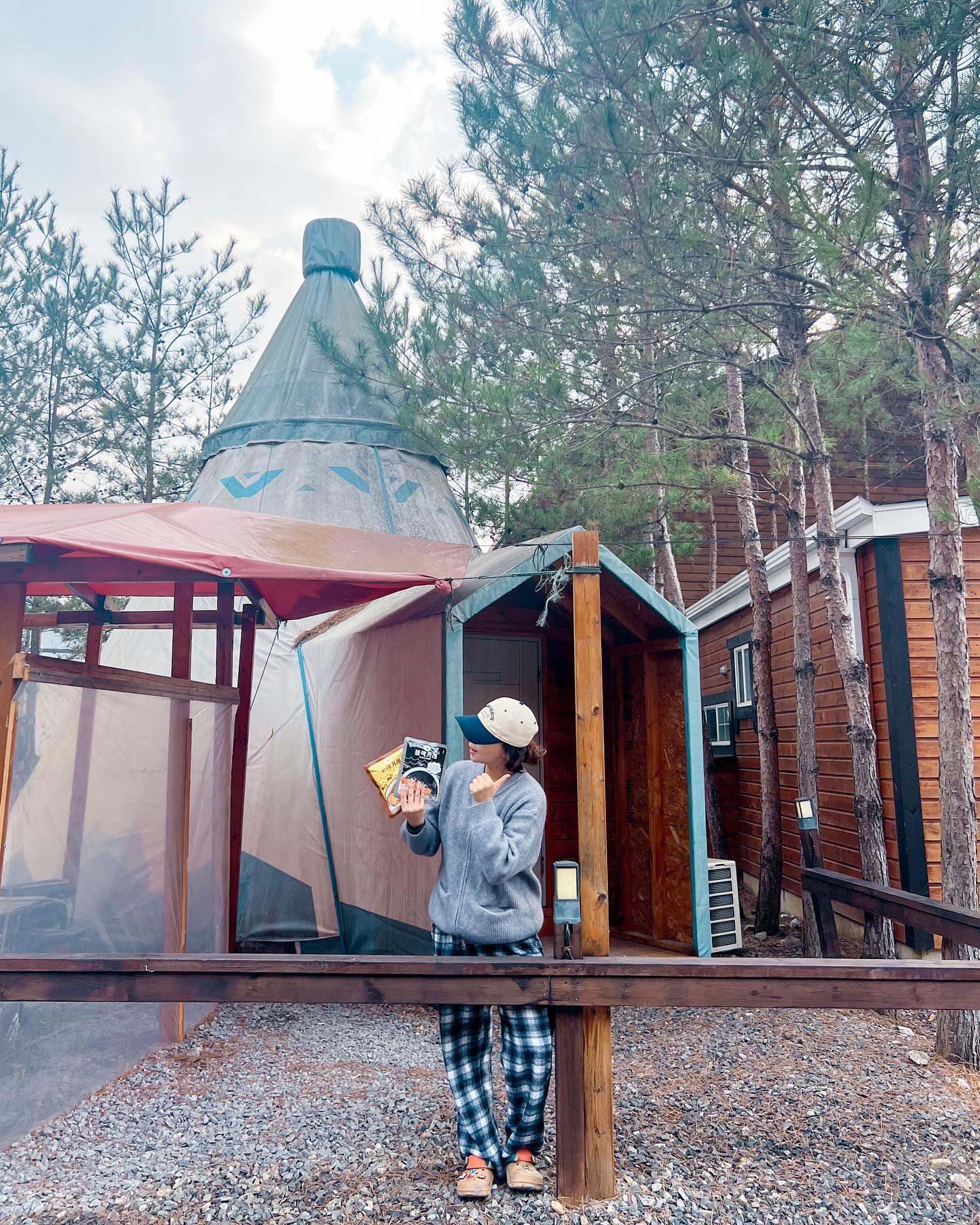 🐳고레카레랑 캠핑가자🐳

전국에 매장도 있고, 인기있는 고레카레랑 캠핑을 갈 수 있어요!

이것저것 토핑 올려먹기도 좋고, 캠핑가서 데워먹기만 하면 되는
#고레카레  캠핑할 때 먹는 최애 카레지요!🐸

고레카레 사장님이 아토피있는 와이프분때문에 건강한카레를 만드셨다고해요! 건강한카레지만, 일반 카레보다 두배 더 맛있음🍛
국내산 감자랑 양파를 갈아서 오랫동안 푹 끓이고 젓는 과정을 반복하셨다고해요! 특유의 단맛이 너무 좋아요! ( 요즘 빠져서 집에서도 카레만 먹음😶‍🌫️

저는 일반 카레랑 블랙카레 두개 다 좋아하는데,
블랙카레는 고레카레 베이스에다가 순도 99.9 % 오징어먹물을 사용했다고해요! (갓 연애하는 분들은 블랙카레먹고 웃기금지🫣)

이제 고레카레 먹고싶으면,
매장 안가고 밀키트로 데워먹기만 하면 끝! 🍛

🍯고레카레_맛있게 먹는 방법 꿀팁!
☝️고레카레에 판매하는 마늘후레이크를 올려 넣는다!!
✌️소세지나, 순살치킨, 계란후라이 등 각족 토핑을 올려먹는다!

위 두가지로 여러 토핑을 올려먹어도 맛있는데
다들 캠핑해봤으면 알죠? 캠핑가서 먹으면 토핑 없어도 맛있음!

카레 좋아하는 사람 다들 고레카레 밀키트하세요❤️

#캠핑요리 #캠핑밀키트 #캠핑카레 #카레밀키트