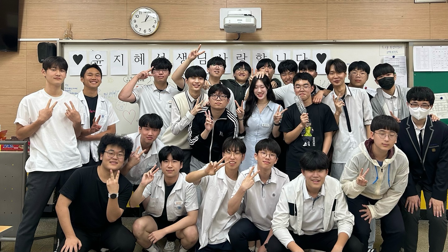 ❤︎ 2024.04.29 - 2024.05.24 ❤︎

🏫 꿈에 그리던 교단에 서보며 많이 배우고 성장할 수 있었던 한 달 !
사랑을 주러 갔다가 도리어 과분하리만큼 큰 사랑을 받은 시간이었다

사랑스러운 우리 2학년 7반 아이들을 비롯한 모든 경신고 학생들은
교사의 꿈을 품고 있던 나의 마음에 날개를 달아주었다 🪽

나를 믿어주고 , 따라와주고 , 사랑해준 나의 첫 제자들에게
다시 한 번 너무너무 고맙고 많이 사랑한다고 말해주고 싶다
함께했던 시간들은 정말 평생 잊지 못할 거야
아직도 보고싶다 얘들아 ! 또 보자 💗

#경신고 #서울경신고 #교생 #교생실습 #교생스타그램