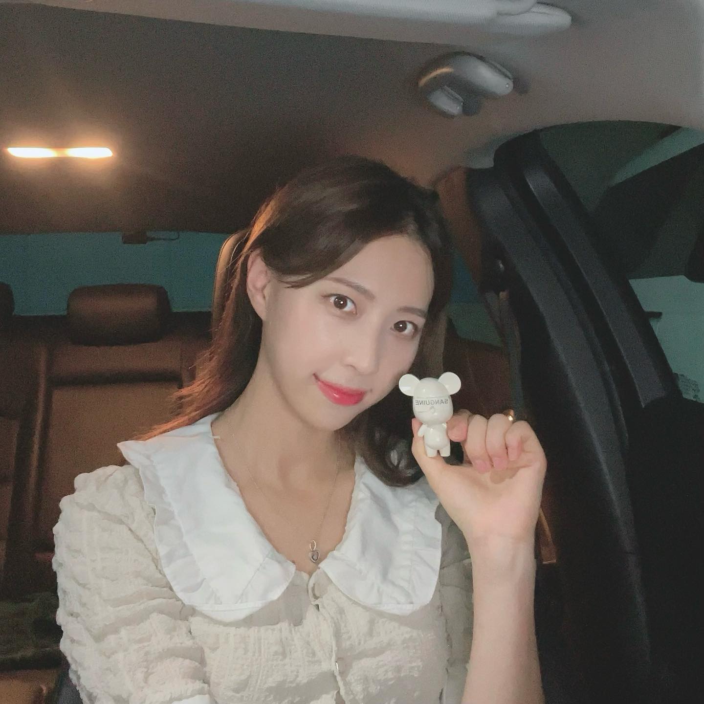 #협찬 #생귄 #차량용방향제

내 차의 분위기를 바꿔줄 프리미엄 차량용 방향제 ✨🚘

다양한 방향제 종류가 있지만 힙한 곰돌이 모형이 딱 마음에 들더라고요🐻🐻‍❄️
블랙과 실버 색상은 많이 봤었는데, 아이보리는 흔한 컬러가 아닌 것 같아서 더 눈에 띄는 것 같아요!

고급향료가 사용된 7가지 종류의 향기를 고를 수 있는데요. 차안에 설치해두니 향도 강하지 않고 은은해서 너무 좋았어요:)

향기만으로도 차안의 분위기를 바꿀 수 있는 생귄 차량용 방향제 추천드립니다🥰❣️

 #자동차방향제 #차량용디퓨저 #석고방향제 #방향제 #방향제추천 #선물추천 #선물스타그램
