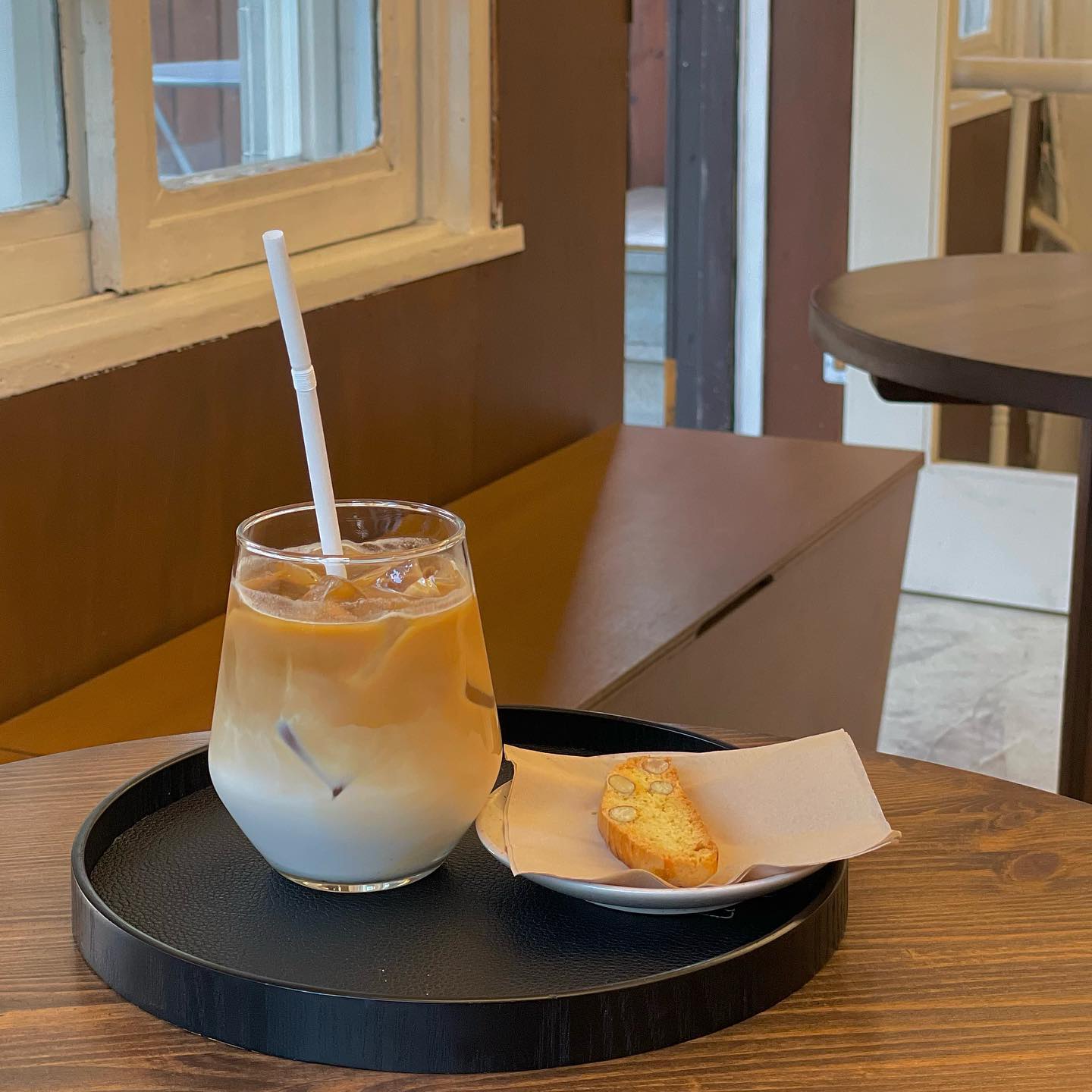 램미커피
•
•
충정로역 힙함과 여유로움을 가득 담은 카페:)
나도 가끔은 이런 힐링.. 넘 필요해😌 
친구 기다리며 아무 지하철역에 내려 무작정 들어온 이 곳.. 
나 맛집찾기 천재인가...?🧐 사장님도 친절하시고!
이탈리아 디저트라는 “칸투치” 요 놈 요물이네ㅎㅅㅎ 
오렌지향이 은은하게 나는게 커피랑 찰떡..! 
처음 본 스파이시 바닐라라떼.. 바닐라같으면서 미묘한 밀크티향도 나는..😮(취저)

또, 주문 전에 주신 탄산수 한잔.. 아..여기 커피에 진심이구낭..🥺👍🏻 세심한 배려가 넘 갬동이다... 
우연히 발견했지만, 가까우면 자주 오고싶은 곳.. 완전 강추🙏🏻

#램미커피 #충정로역맛집 #충정로카페 #충정로 #카페추천