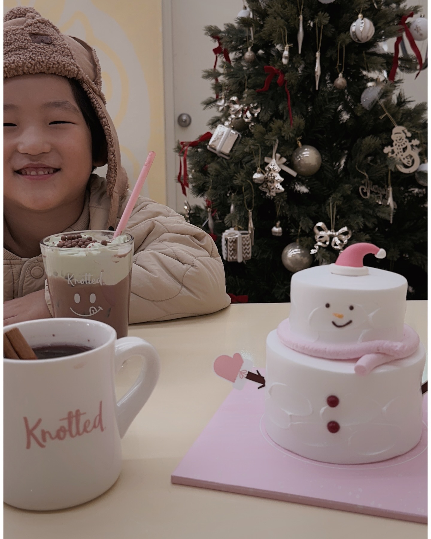 #협찬 | cafeknotted_kr 
지방에 매장이 생기기 전 서울까지 줄서가며 사오
던 노티드 도넛이 멀지않은곳에 있어 너무 행복하
다 달지않은 부드러운 크림은 온 가족이 즐기기좋
은 연말 디저트.

1차 사전예약이 인기가 많아 일찍 마감되어 2차까
지 준비 준비되었다니 노티드의 인기가 실감된다.
크리스마스케이크 뿐만아니라 크리스마스 도넛 슈
톨렌 등 디저트도 다양하다

크리스마스 노티드 시즌 한정으로 출시 된 신메뉴,
귀엽고 사랑스러운 디저트와음료로 달달하고 행복
한 연말이 되면 좋겠다 적극추천!🎄🍰 

📍크리스마스 케이크& 도넛 사전예약
- 예약기간: 12/4 ~12/6
- 매장픽업: 12/19~ 11/31
https://kko.kakao.com/QrhN5MO0dt (사전예약)

＿＿＿＿＿＿＿＿＿＿＿＿＿＿＿＿＿＿＿＿＿＿＿

#협찬 #노티드 #노티드크리스마스 #노티드크리스마스케이크 #크리스마스케이크 #크리스마스파티 #연말파티 #노티드신상 #이번주신상 #신상디저트