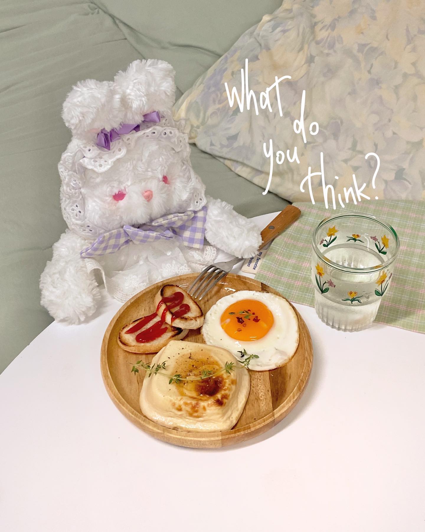 🍽오늘의 메뉴🍽 ---> 구운연두부
.
.
👩‍🍳💬 연두부에 간장, 올리브오일 살짝 발라 에어프라이어에 180도 15분 구워줬어요 단맛도 살짝 돌구요 간장때문에 짭쪼롬해요 살짝 단짠단짠? 겉에는 꾸워져서 씹는 식감이 있고 안에는 부드러워서 푸딩처럼 넘어가요 남은 짜투리식빵 있길래 후라이랑 같이 구워서 알룰로스, 케찹뿌리구 계란 후라이랑 같이 먹었습니다 냉털 굿 •• (조금 탄건 안비밀)
.
.
#먹팔 #먹팔맞팔 #다이어트식단 #다이어트레시피 #다이어트식단공유 #다이어트 #요리계정맞팔 #요리스타그램 #요리레시피 #요리그램 #자취요리 #자취요리레시피 #자취요리그램 #자취요리스타그램 #집밥일기 #집밥 #집밥그램 #집밥요리 #요리맞팔 #먹팔해요 #먹팔환영 #먹팔소통 #먹팔하면맞팔 #훔쿡 #홈카페 #홈스토랑 #홈브런치 #집밥레시피 #집밥메뉴