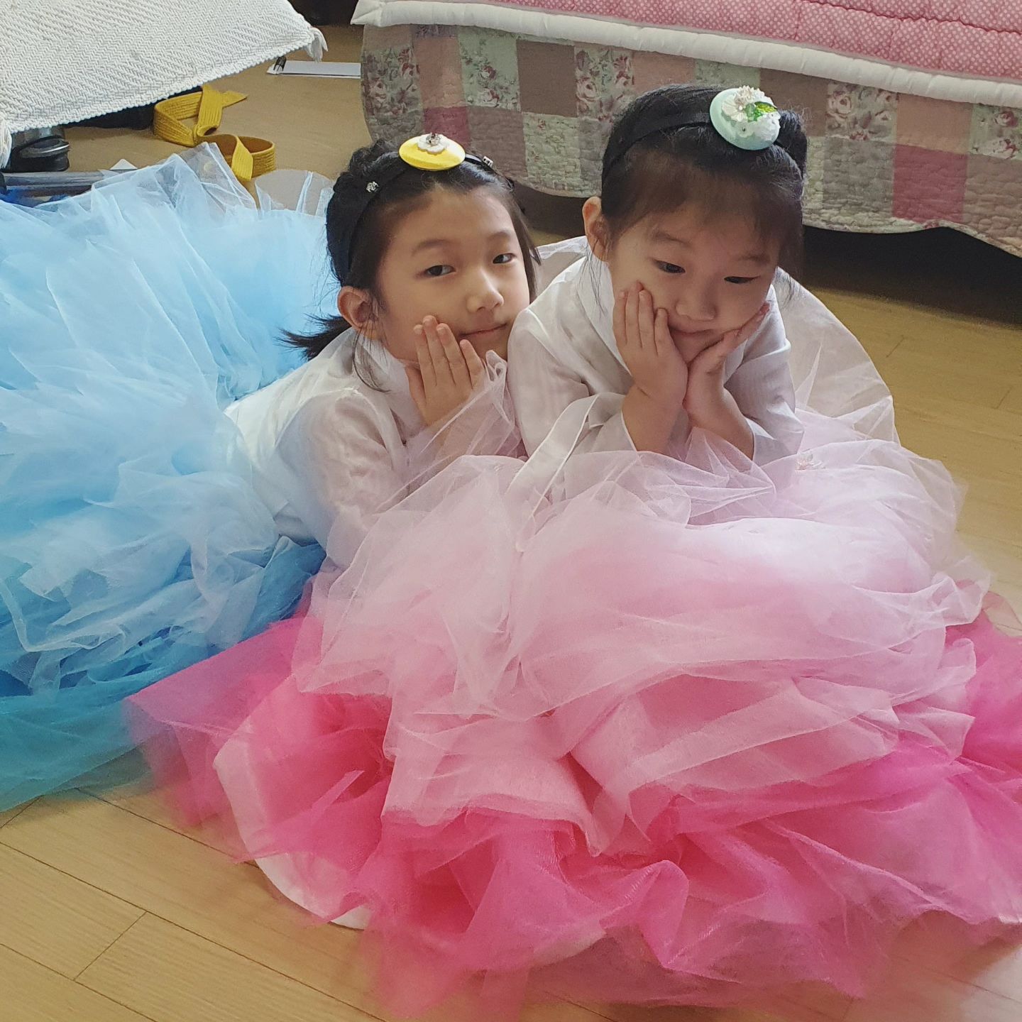 꽃같이 이쁜 우리딸들♡
한복입고 절하기전 한컷!!

#추석명절 #할머니댁 #새한복 #이쁜공주님 #한복드레스 #즐거운한가위되세요