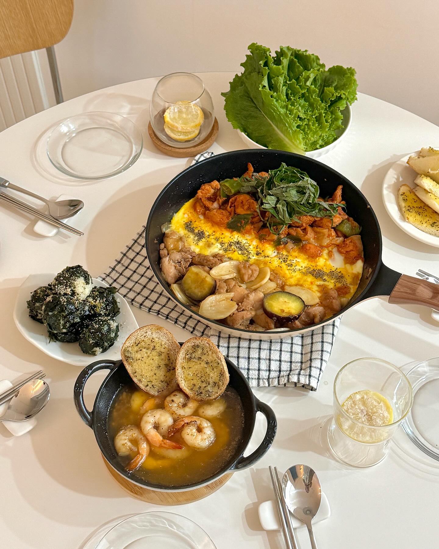 #제품제공 #닭갈비 #닭갈비맛집 

어제 저녁 남편 친구들 집들이했어요😆

남편은 요리하기 힘들다고 그냥 시켜먹자고했지만
그래도 뭔가 더 대접해드리고싶은 마음에 
배달음식 말고 어떤게 있을까 계속 고민했고든요🤔

그러던 중에 korfarmers 에서 닭갈비를 딱 보내주셔서
이거다 했어요!!😌❤️

매콤닭갈비는 맛있게 매콤해서 
치즈계란+김주먹밥이랑 잘 어울렸고용😋
간장닭갈비는 국물이 넉넉해서 
떡사리랑 고구마 넣으니까 완벽🤎

지방이 많지 않은 부드러운 살코기 위주였고 
오돌뼈가 전혀 없어서 먹기 넘 편했어요🫶
매콤한 닭갈비+달달한 간장닭갈비 조합은 말모죠!

남편 친구들도 너무 맛있다고하면서 
하나도 안 남기고 다 먹었어요!!😙💛
항상 집들이할때 직접 다 요리해서 
친구들이 음식 먹을때마다 엄청 조마조마한데 
이렇게 밀키트 찬스 쓰니 아쥬 편하고 좋네요ㅎㅎㅎ

집에서 간편하고 맛있게 닭갈비 즐겨보세요😋🤍

#닭갈비 #감바스 #김주먹밥 #주먹밥 #집들이 #집들이음식 #집들이메뉴 #집들이음식메뉴 #집들이요리
