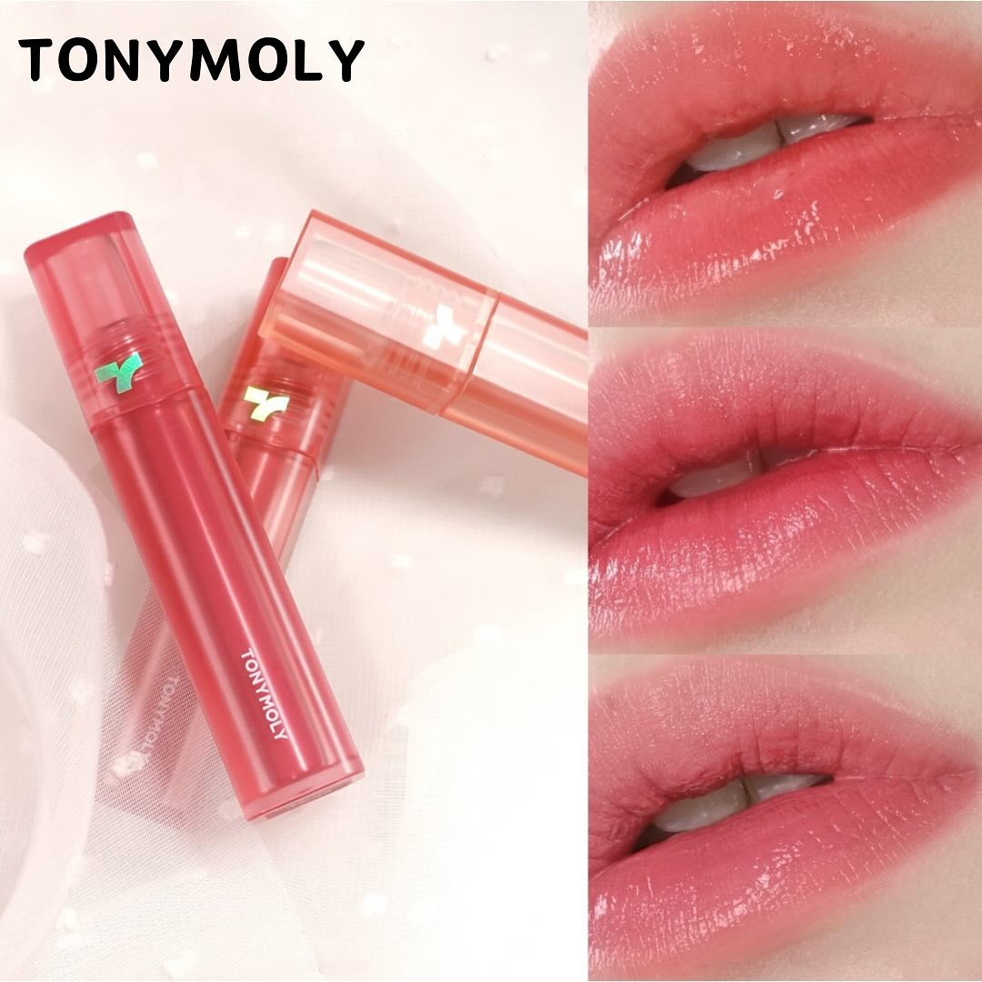 #제품제공 tonymoly 

토니모리 퍼펙트 립스 쇼킹립

더 강력하게 리뉴얼되어 돌아온 국민 타투 틴트가져왔어요! ❤️

더 강해진 지속력이지만 순해진 제형으로
선명한 지속력과 워터프루프 기능이 물놀이 많이 가실 여름에 너무 매력적인 틴트에요!

강력해진 NEW 쇼킹립은 로즈쇼킹, 플럼쇼킹, 모브쇼킹 3가지 컬러가 NEW 색상으로 출시되었는데요,
한 번만 발색해도 선명하지만, 보다 더 선명한 발색을 원하신다면 2번 정도 레이어링 발색을 추천드려요!
바른 직후 착색력을 테스트해봤는데요,
역시 이름처럼 타투한 것 처럼 빠르게 픽싱되었어요.
가끔 착색은 무조건 분홍색으로 될때가 있는데, 
이번 토니모리 퍼펙트 립스 쇼킹립은 립 색상 그래도 착색되어 더 좋았어요!

제가 사용한 3가지 색상이에요!

08 로즈 쇼킹 - 햇살에 잘 말려진 mlbb 로즈빛 컬러
09 플럼 쇼킹 - 무르 익은 자두를 으깬 듯 와인 빛 플럼 컬러
10 모브 쇼킹 - 도시적인 세련함이 느껴지는 뮤트모브 빛 컬러

8호 로즈쇼킹은 웜톤분들께, 9호 플럼쇼킹은 쿨톤분들께! 10호 모브쇼킹은 뮤트톤분들께! 추천드려요 :)

강력한 토니모리의 퍼펙트 립스 쇼킹립은 지금 올리브영에 선런칭되어 할인 중이라고 해요~!
6월 한 달동안 올리브영에서 15,000원 -> 11,250원으로 할인된 가격으로 만나보실 수 있어요!

#파룸체험단 #토니모리 #토니모리틴트 #올리브영틴트 
#지속력틴트 #여름틴트 #워터틴트 #타투틴트 #물놀이틴트 
#NEW쇼킹립 #워터프루프터프루프 #립추천 #립발색