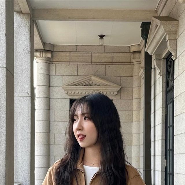  소현 on Instagram: "#광고 봄에는 가끔 밝은 색 옷도 입어요 🤓🤍

@vivabrown_official 

소프트한 터치감과 은은한 광택감으로
고급스러운 무드 연출 가능 ! 🤍
루즈~오버핏 실루엣 바탕으로 제작된
스웨이드 자켓이랍니다 ꔷ̑◡ꔷ̑
크롭 기장의 스웨이드 자켓 찾으시는 분들은
저랑 커플 자켓 어떠신가요 .. 🤍

#비바브라운 #여자자켓 #비건스웨이드 #자켓
#데일리룩 #자켓추천 #스웨이드자켓 #간절기아우터
#jacket #パンツ #비바브라운x텍토리 #outer
#setup #비바브라운자켓 #숏자켓 #블루종
#크롭자켓 #suedejacket"