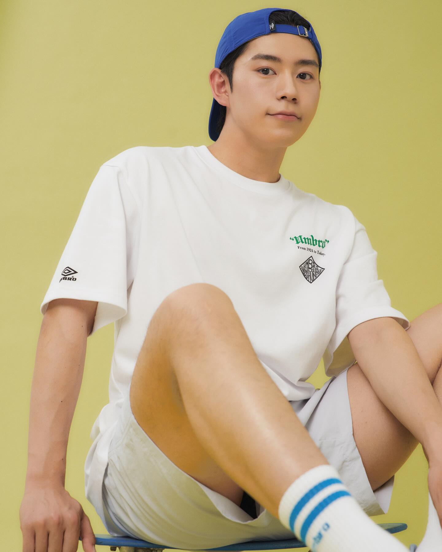 #광고 무신사 x 엄브로 화보 드디어 공개 ✨
musinsa.official x umbrokorea 여름시즌 엄브로 ’summer look‘ 입고 촬영하고 왔습니다~!

🏷 여름시즌을 맞이해 엄브로에서 통통 튀는 컬러의 써머룩을 입고 멋진 친구들과 촬영을 하고 왔는데요~! 저는 전체적으로 가벼운 착장에 볼캡을 뒤로 쓰고 장꾸 컨셉으로 촬영했어요~!

🏷 전체적으로 블루컬러 포인트로 여름에 시원한 느낌을 표현했고 각 아이템들의 포인트가 있는데 그건 하단에 적어둘게요~!

🏷 하단에 착장정보 있어요~! 구매정보는 제 프로필 링크 또는 스토리로 확인해주세요~!!

🏷 착장정보
- 상의 : 100주년 메모리얼 그래픽 반팔 티셔츠 
그래픽 포인트와 소프트한 터치감
- 하의 : 클래식 반바지 화이트 그레이
가볍고 시원한 터치감의 나일론 소재
- 슈즈 : ARCTOS (악토스) 
유니크한 디자인과 예쁜 컬러감, 가볍고 편안한 착용감

제품 제공과 즐거운 촬영을 도와주셔서 감사의 말씀드립니다~!

🙏🏻Thank for musinsa.official x umbrokorea

#무신사 #무신사스냅크루 #엄브로 #umbro #스포티룩 #하이틴룩 #스포티아이템추천 #패션모델 #패션인플루언서