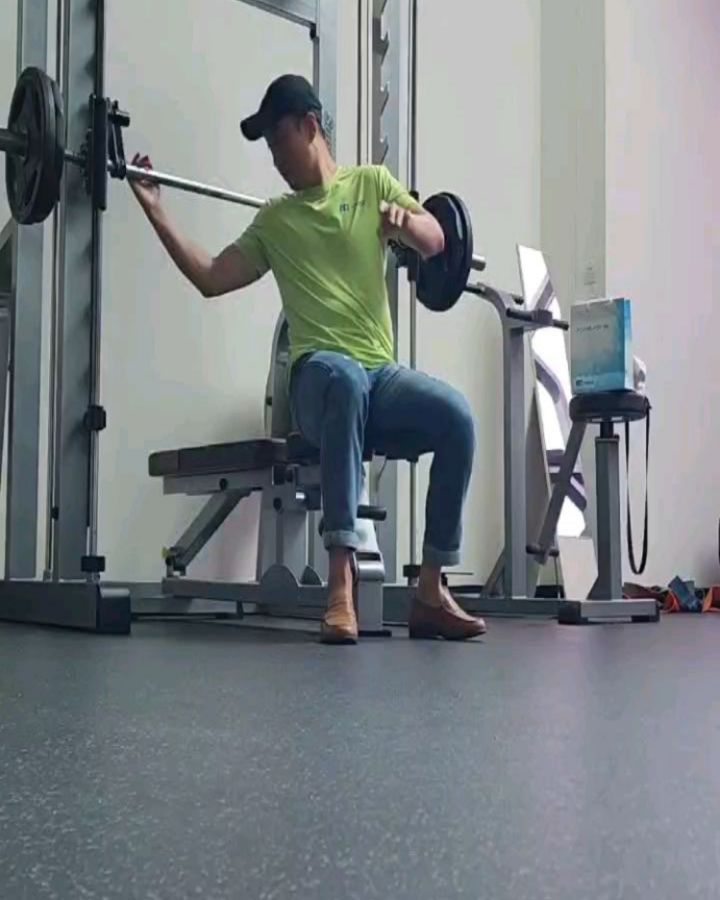 운동하러
회스장에 갔습니다.

가슴펌핑ㄱㄱ
아내 친구약속있다고 나갔는데요

이때가 찬스라서
참고참았던 생명수 꺼냈습니다.

#오운완 #먹고죽자